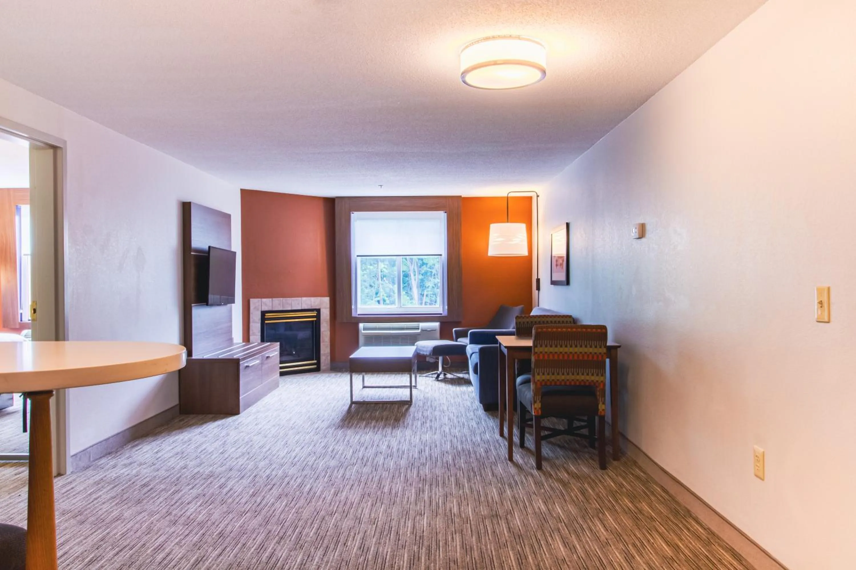 Living room in Holiday Inn Express & Suites - Lincoln East - White Mountains by IHG
