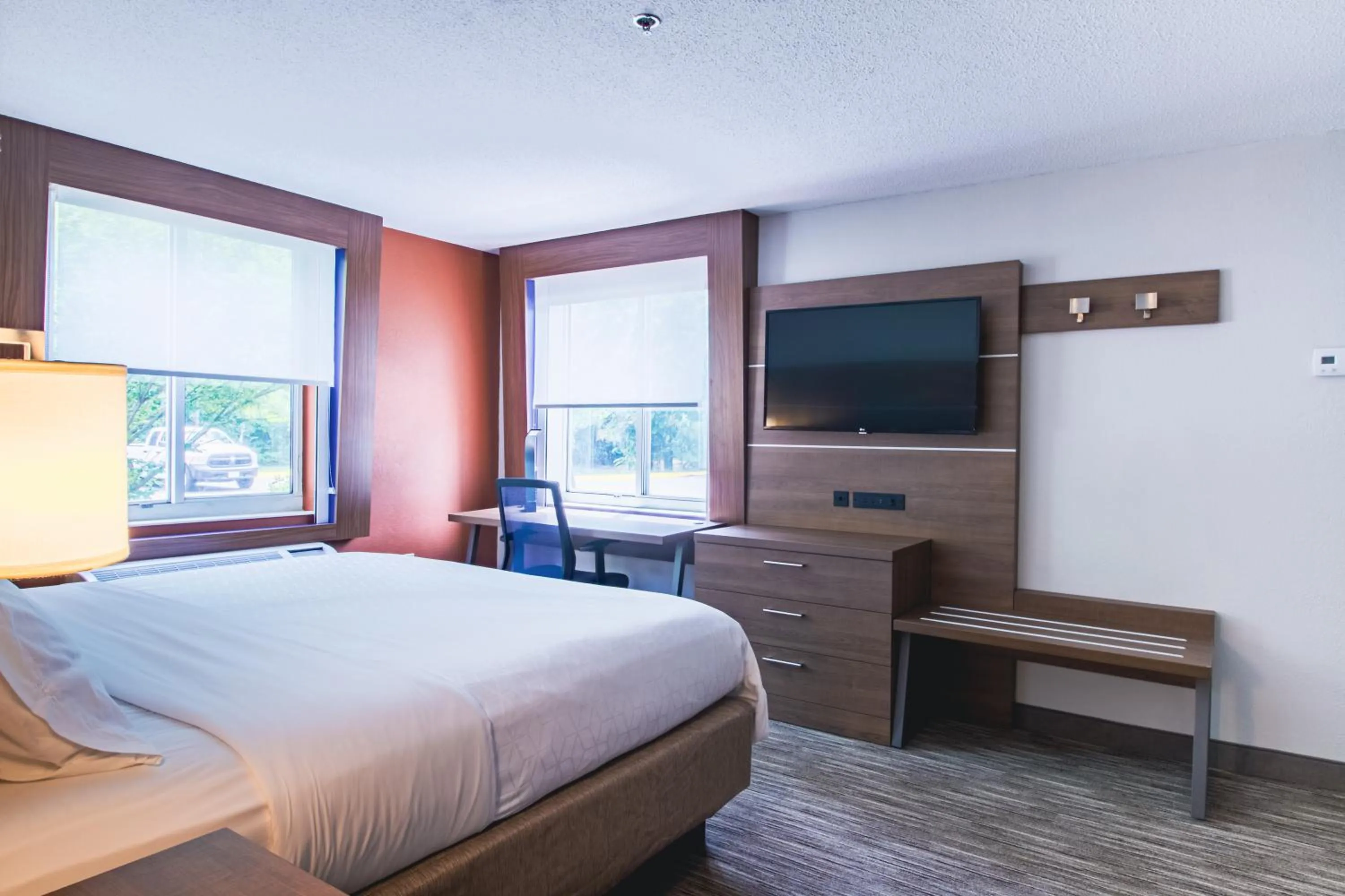 Bedroom, Bed in Holiday Inn Express & Suites - Lincoln East - White Mountains by IHG