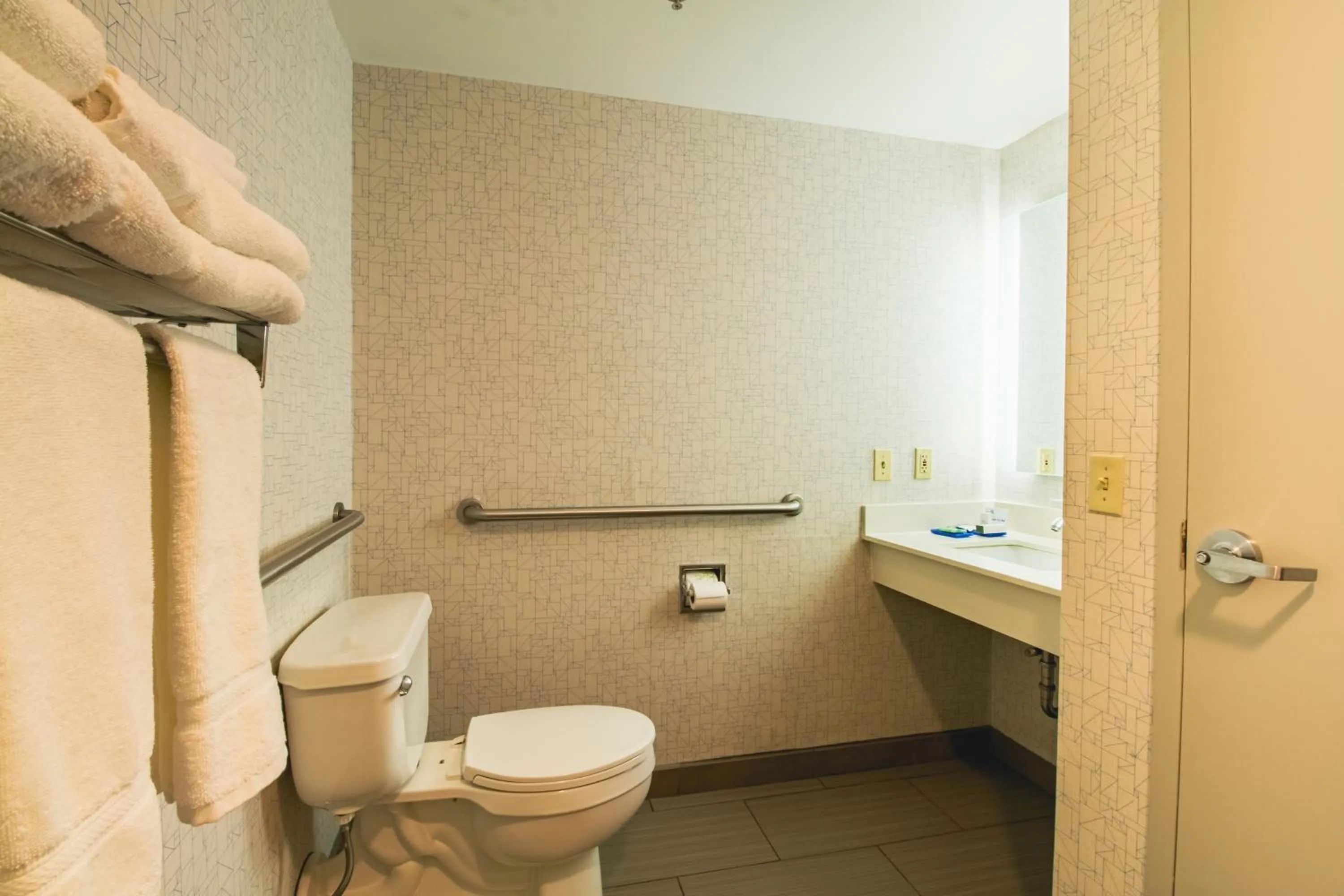 Bathroom in Holiday Inn Express & Suites - Lincoln East - White Mountains by IHG