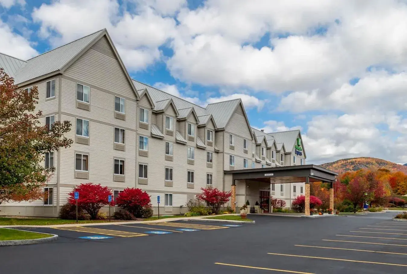 Property building in Holiday Inn Express & Suites - Lincoln East - White Mountains by IHG Property building in Holiday Inn Express & Suites - Lincoln East - White Mountains by IHG