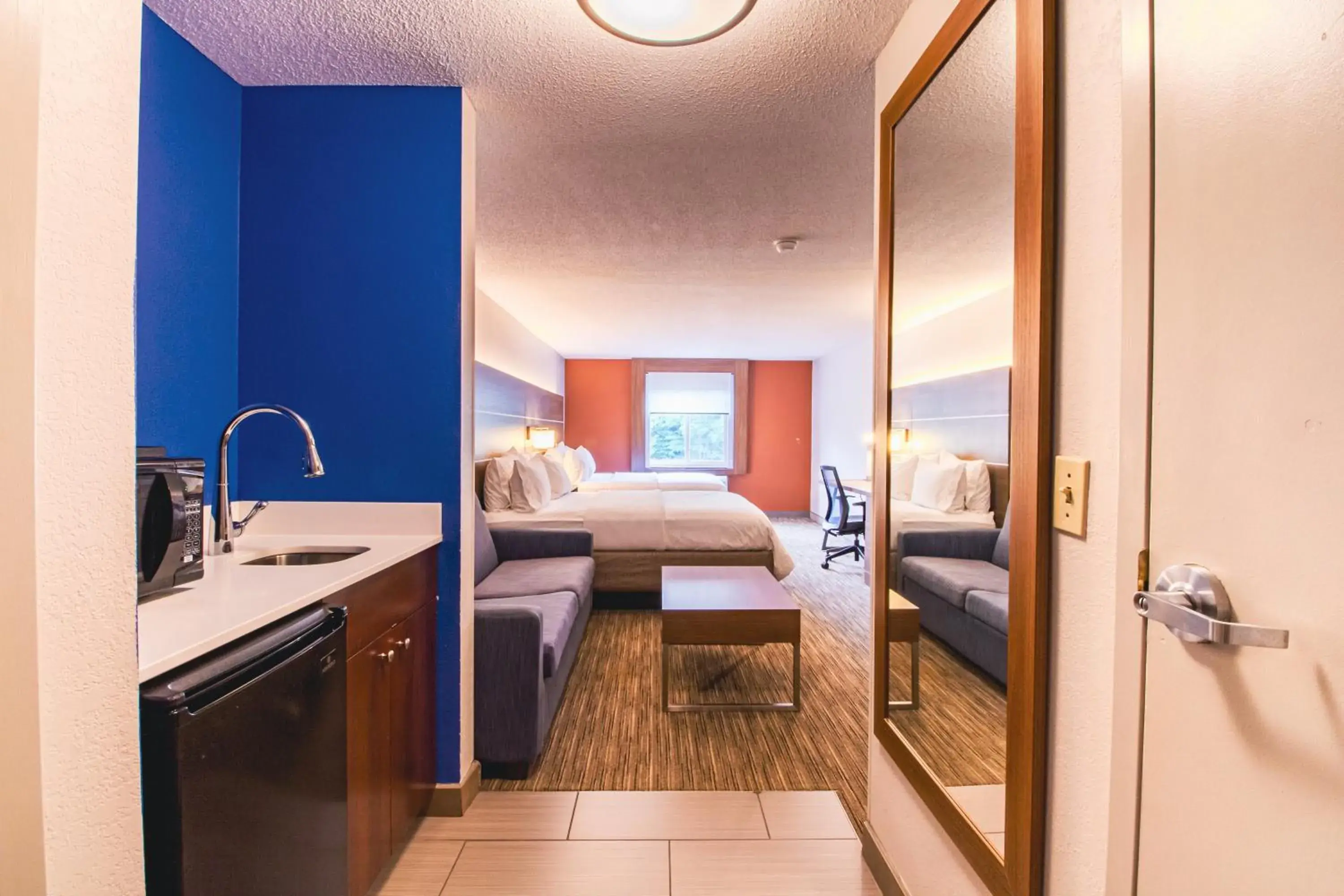 Photo of the whole room, Bed in Holiday Inn Express & Suites - Lincoln East - White Mountains by IHG Photo of the whole room, Bed in Holiday Inn Express & Suites - Lincoln East - White Mountains by IHG