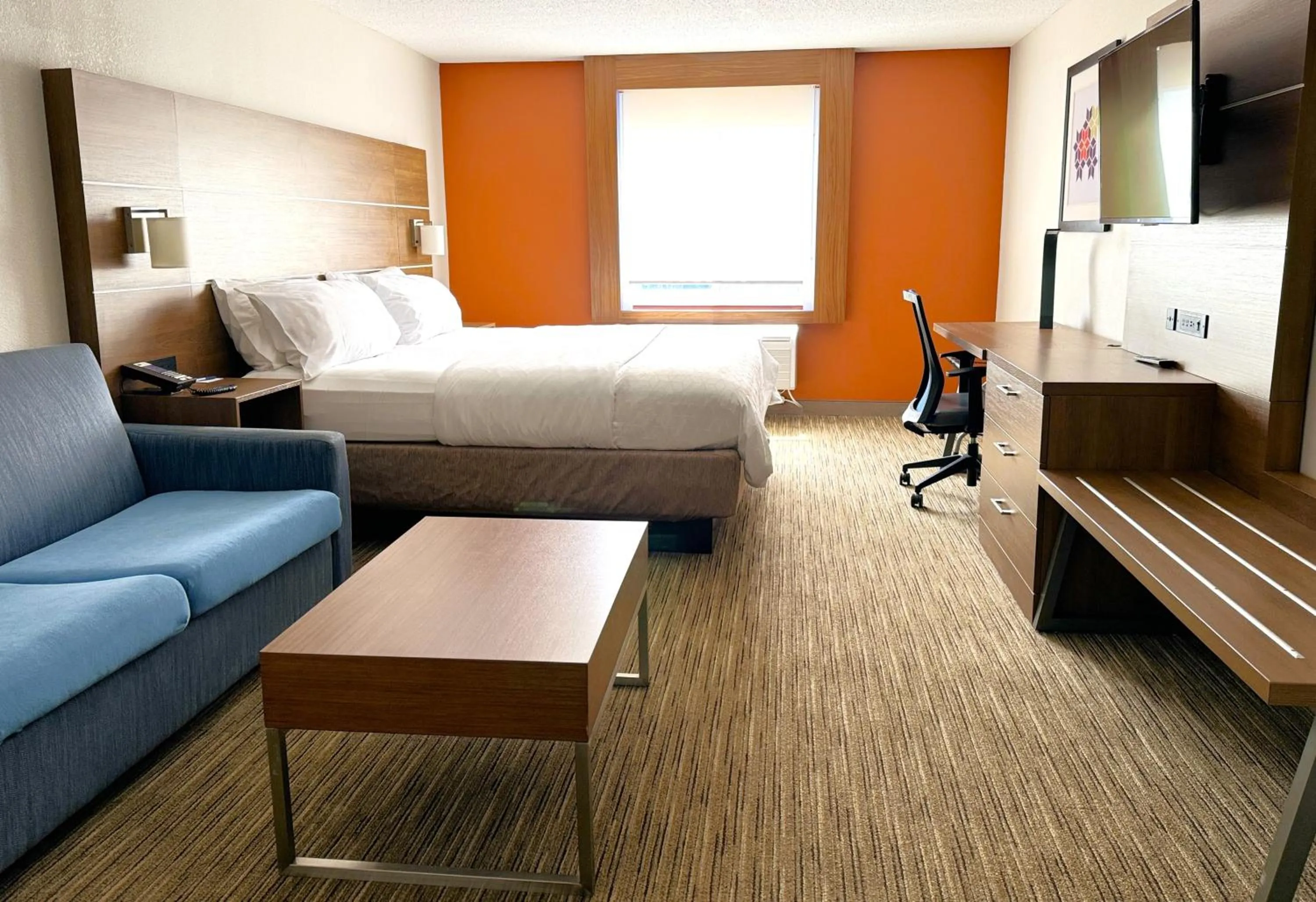 Seating area, Bed in Holiday Inn Express & Suites - Lincoln East - White Mountains by IHG