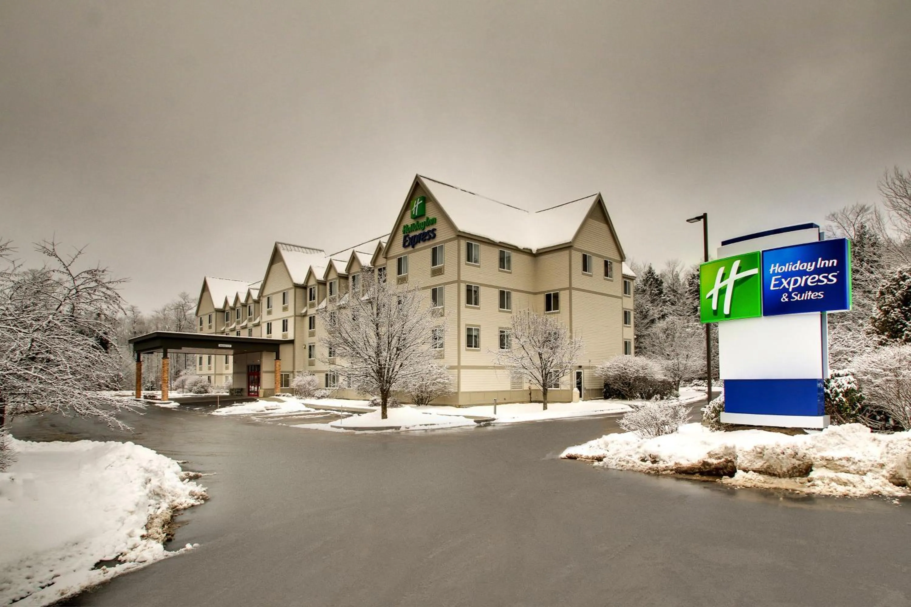 Bedroom in Holiday Inn Express & Suites - Lincoln East - White Mountains by IHG