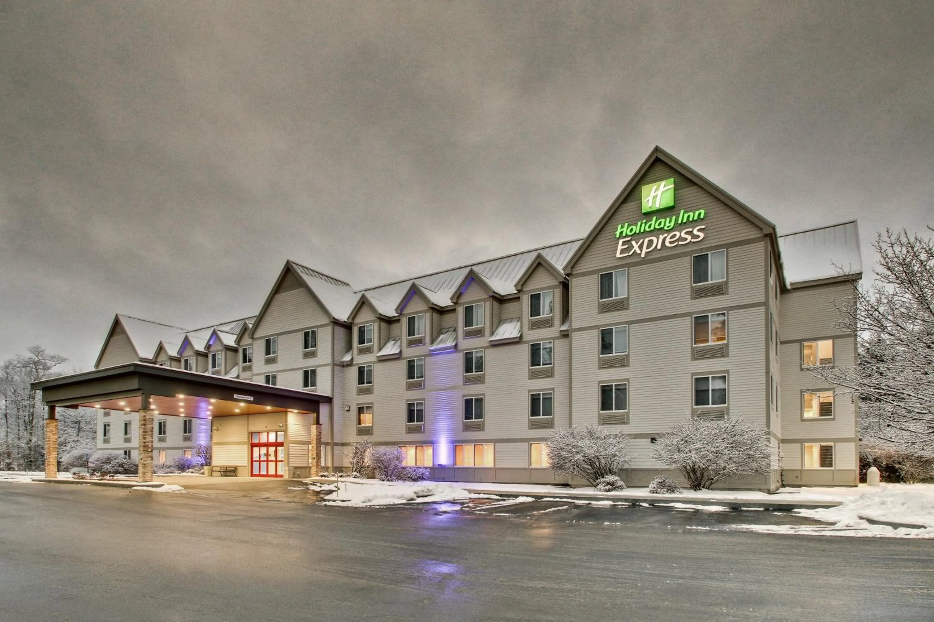 Property building in Holiday Inn Express & Suites - Lincoln East - White Mountains by IHG