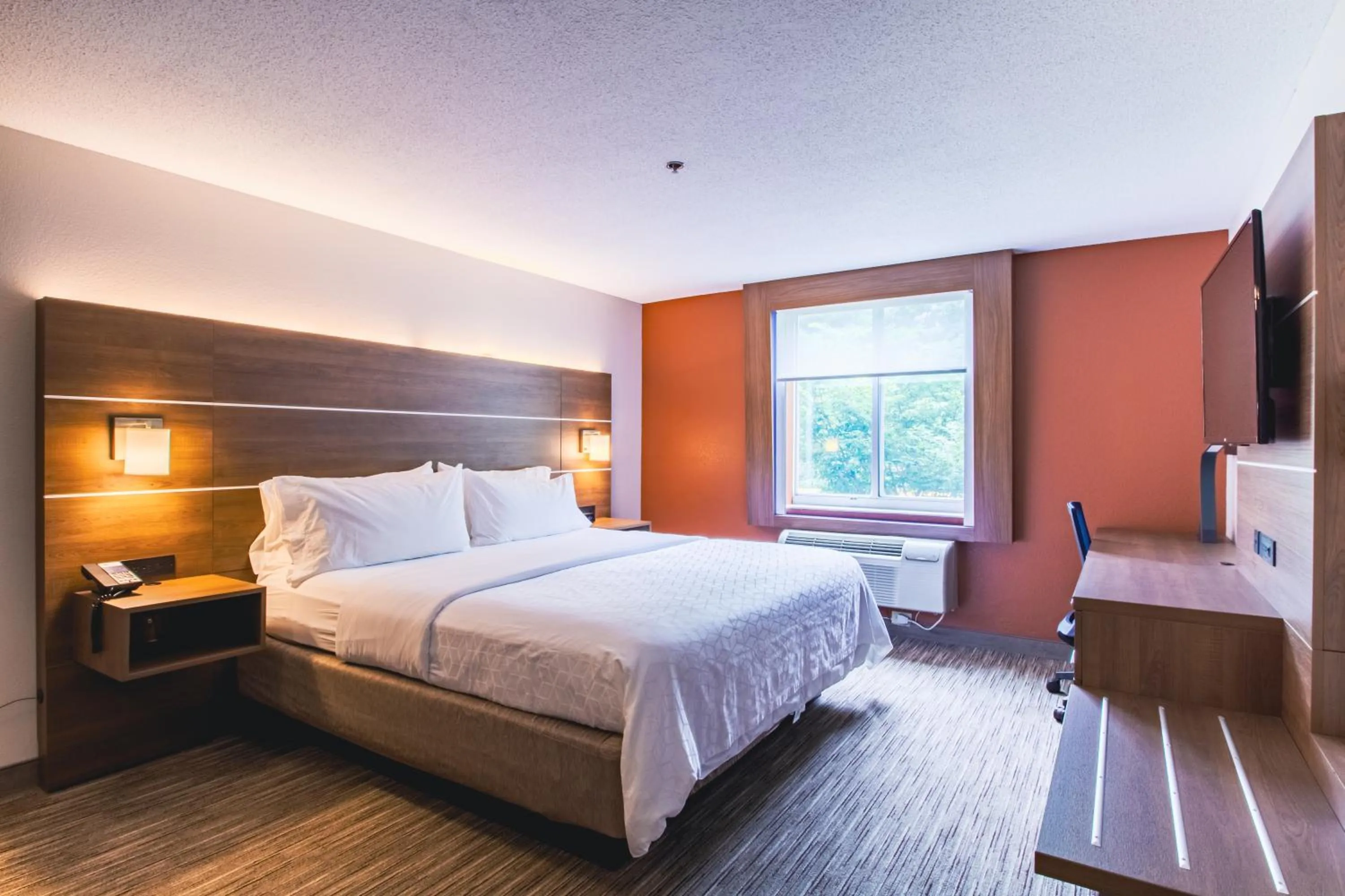 Bedroom, Bed in Holiday Inn Express & Suites - Lincoln East - White Mountains by IHG