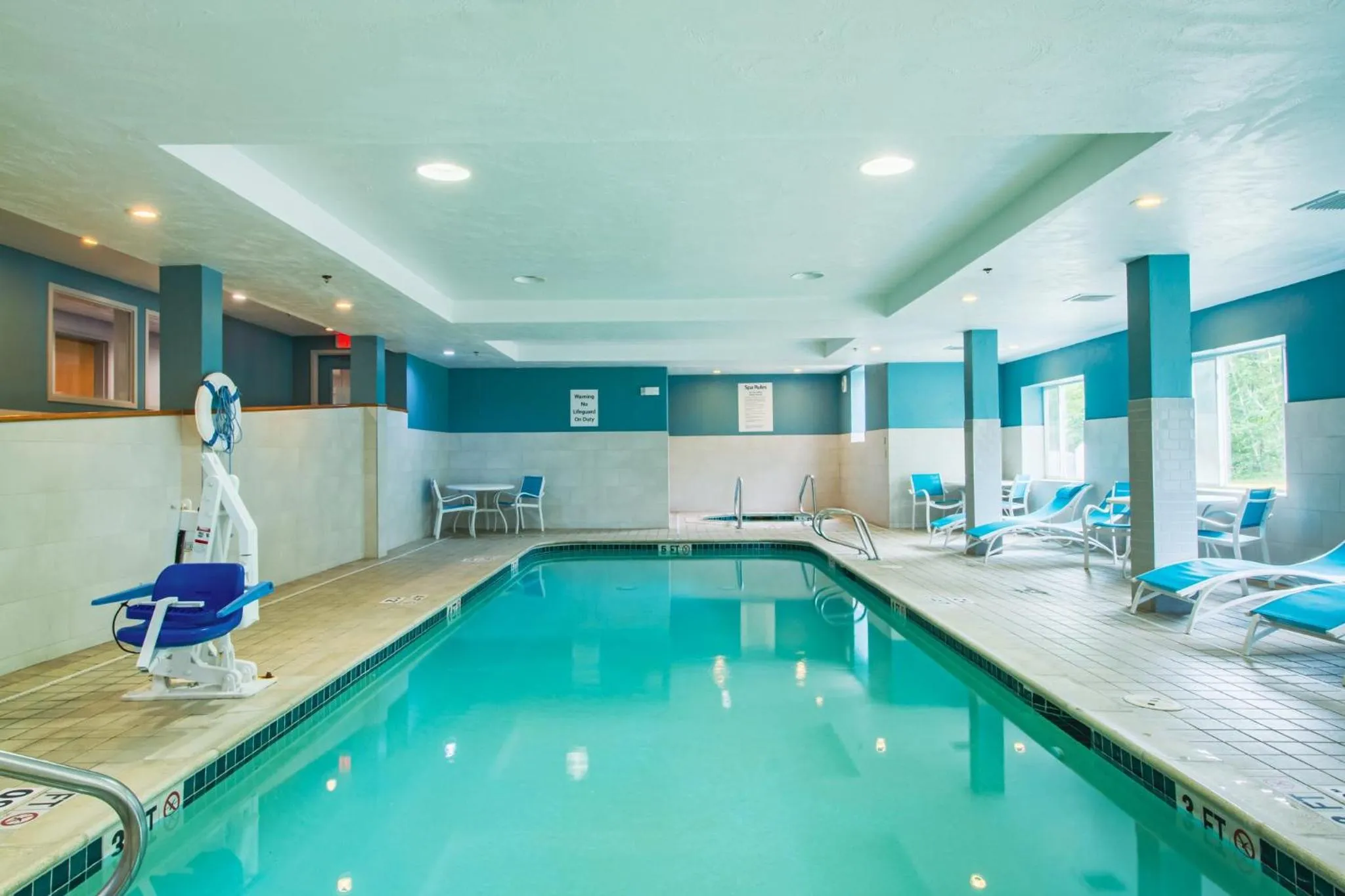 Swimming pool in Holiday Inn Express & Suites - Lincoln East - White Mountains by IHG