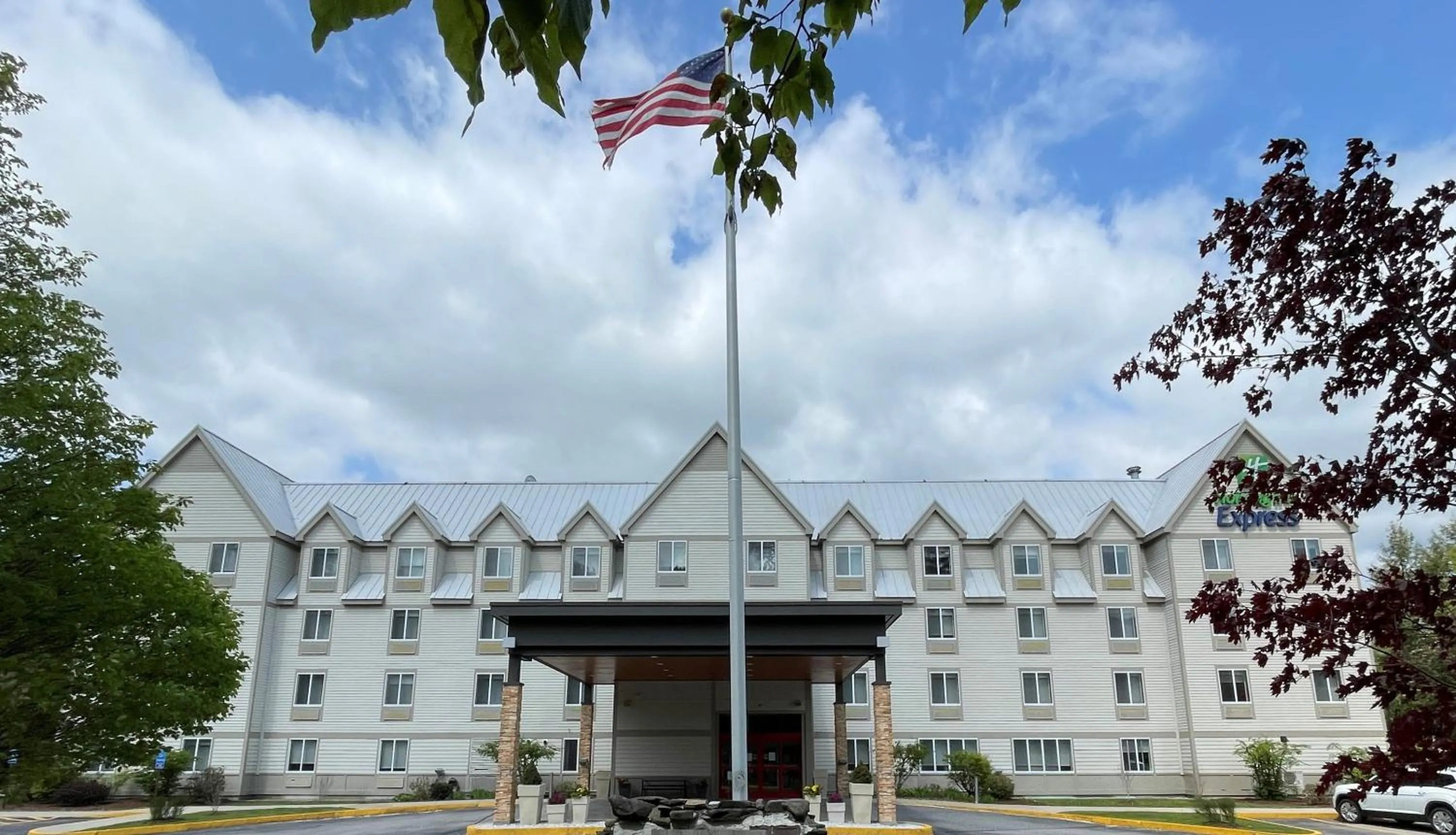 Property building in Holiday Inn Express & Suites - Lincoln East - White Mountains by IHG