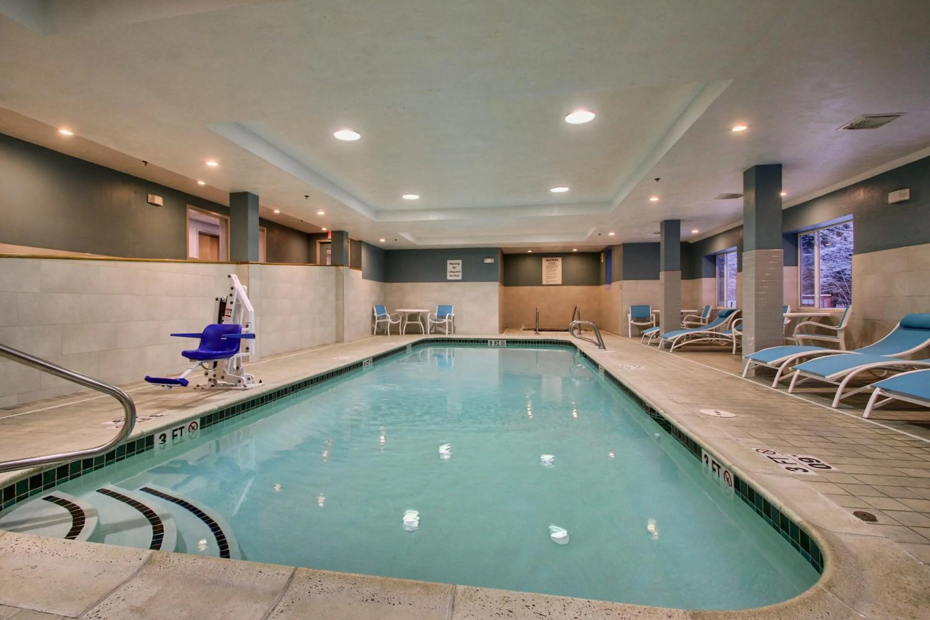 Swimming pool in Holiday Inn Express & Suites - Lincoln East - White Mountains by IHG