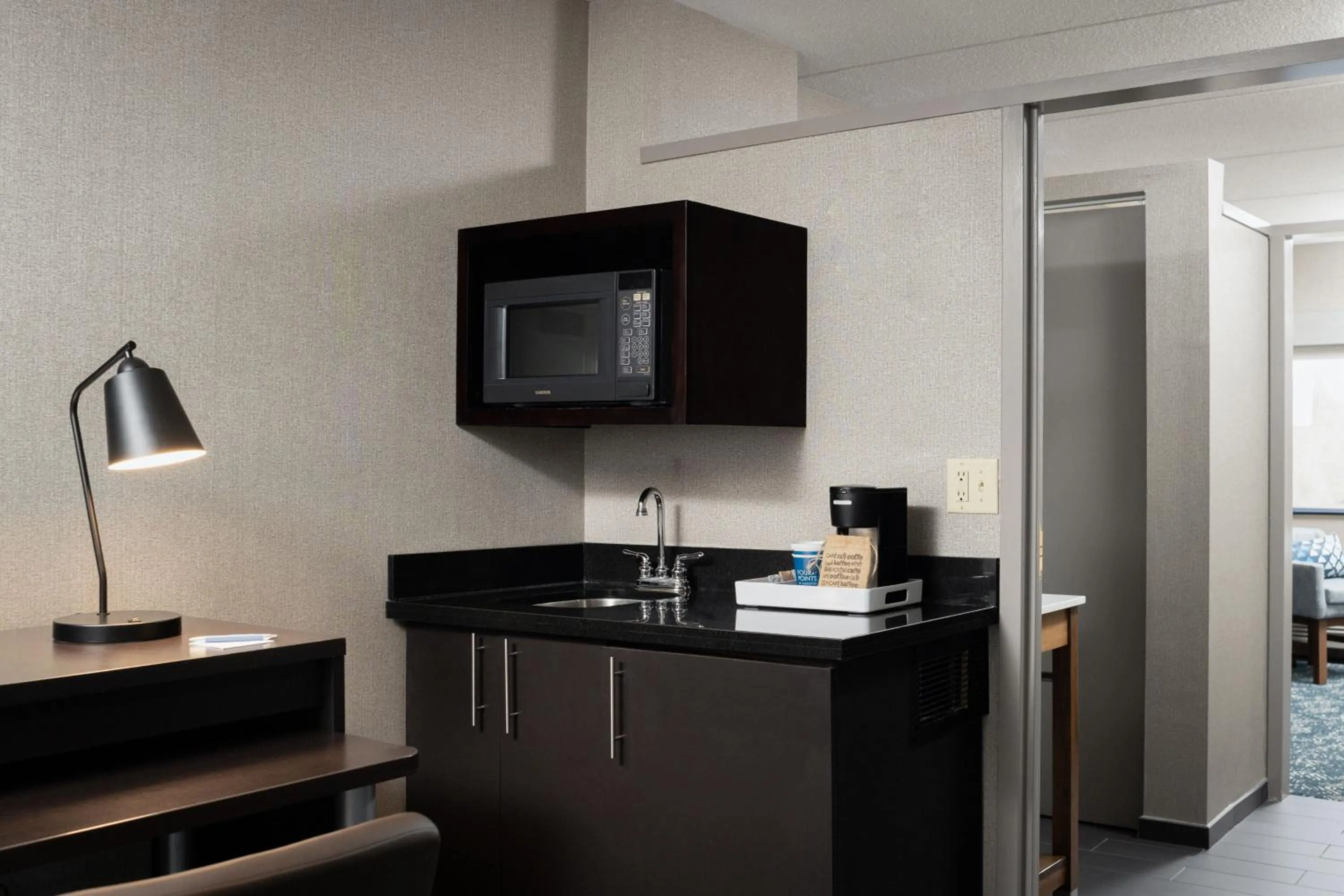 Kitchen or kitchenette in Four Points by Sheraton Milwaukee North Shore