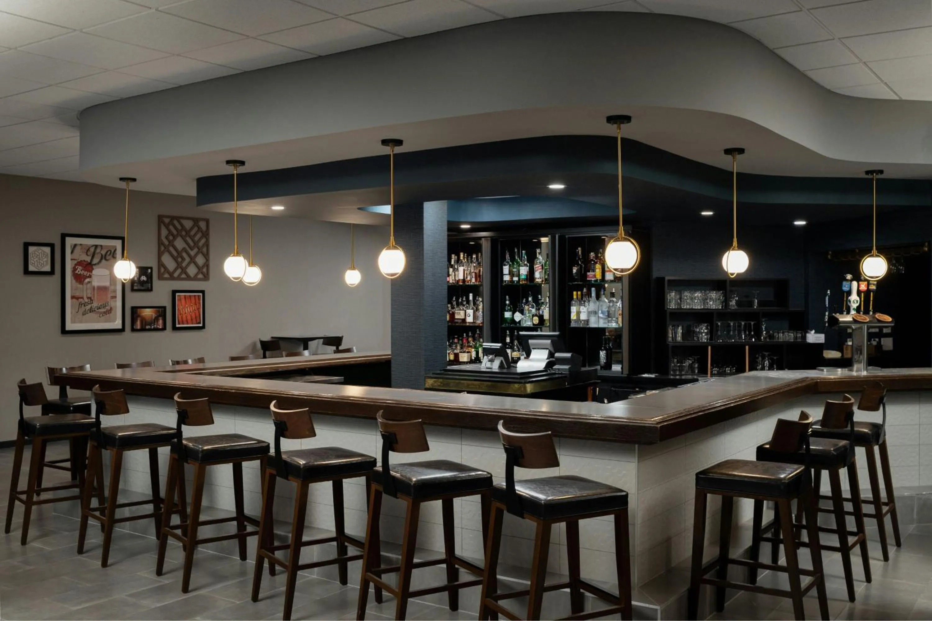 Lounge or bar in Four Points by Sheraton Milwaukee North Shore
