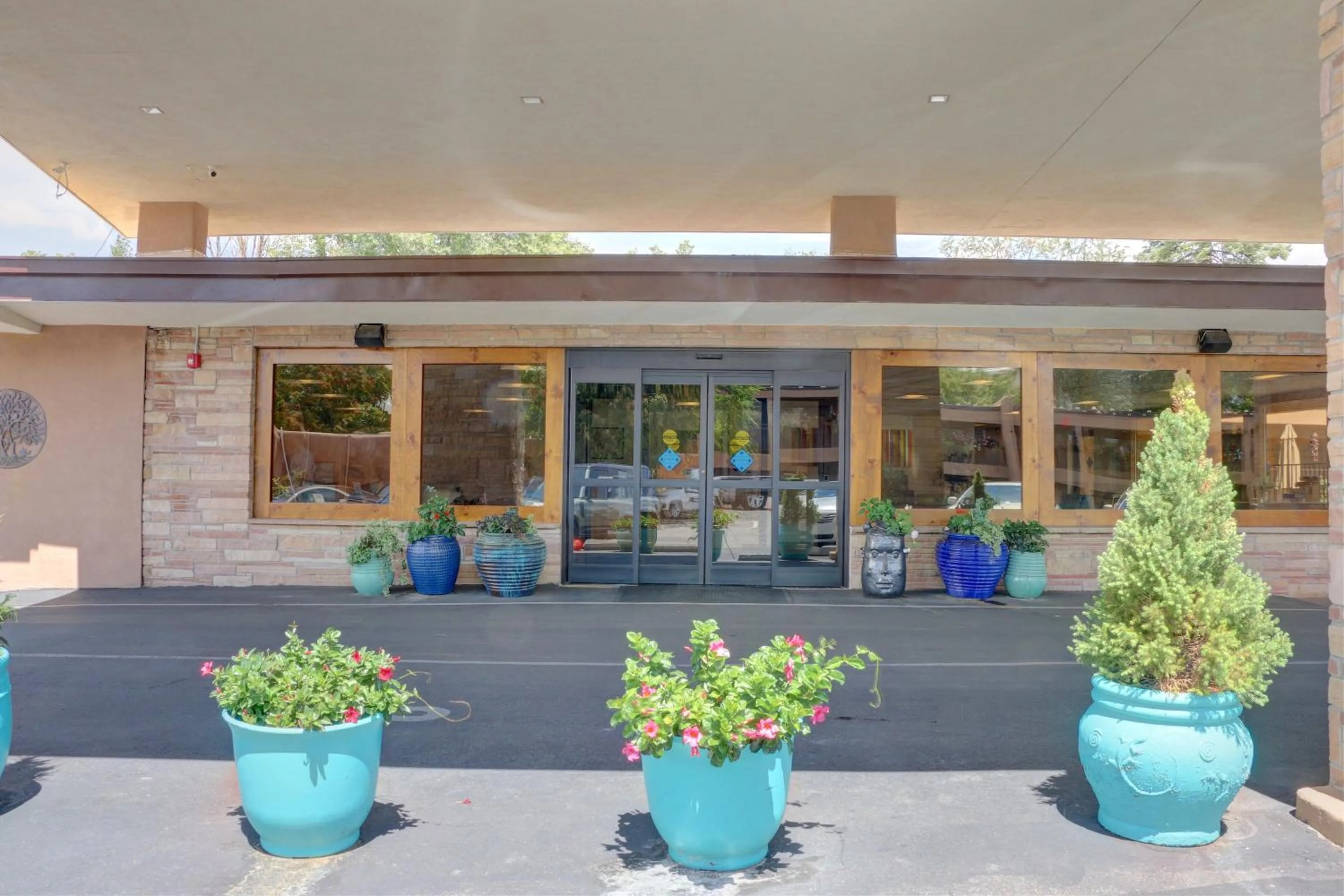 Facade/entrance in El Sendero Inn, an Ascend Collection Hotel