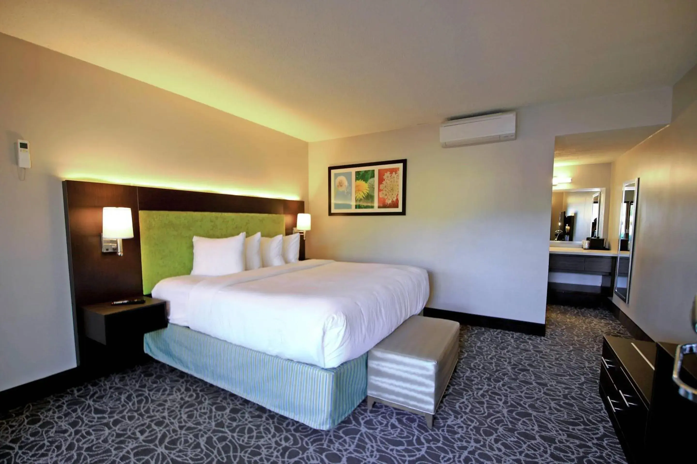 Bedroom, Bed in El Sendero Inn, an Ascend Collection Hotel Bedroom, Bed in El Sendero Inn, an Ascend Collection Hotel