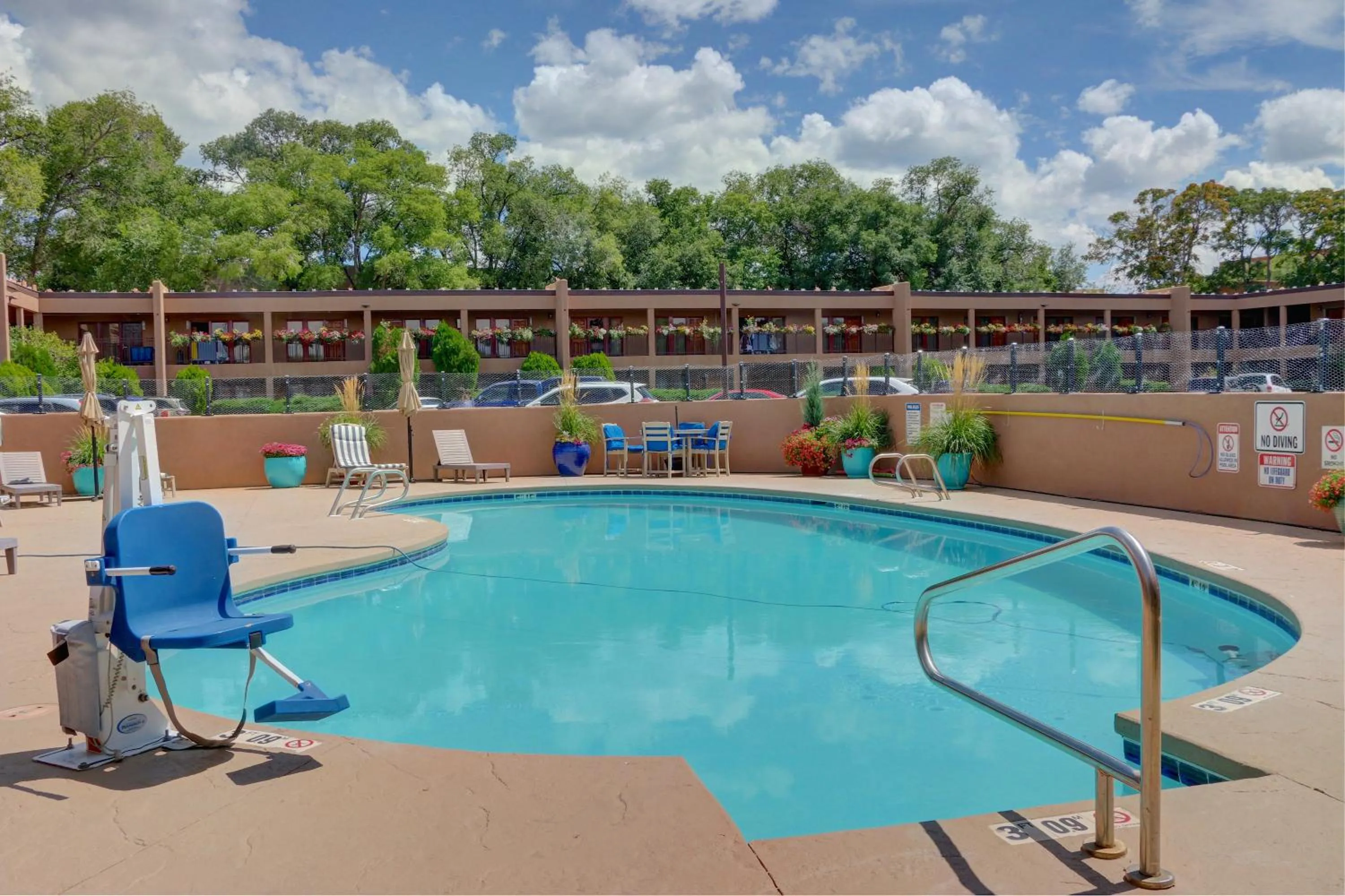 Swimming pool in El Sendero Inn, an Ascend Collection Hotel