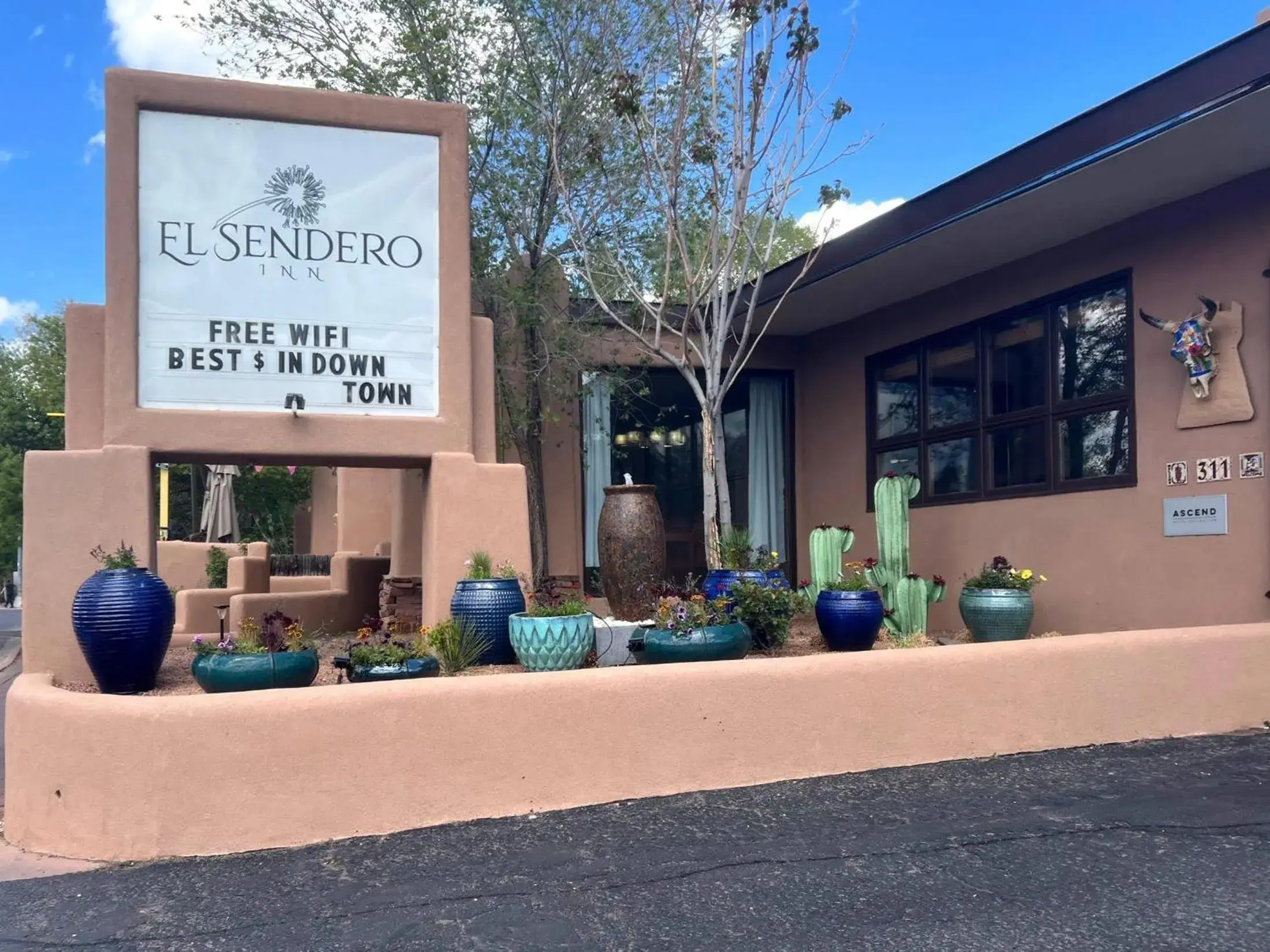 Property building in El Sendero Inn, an Ascend Collection Hotel Property building in El Sendero Inn, an Ascend Collection Hotel