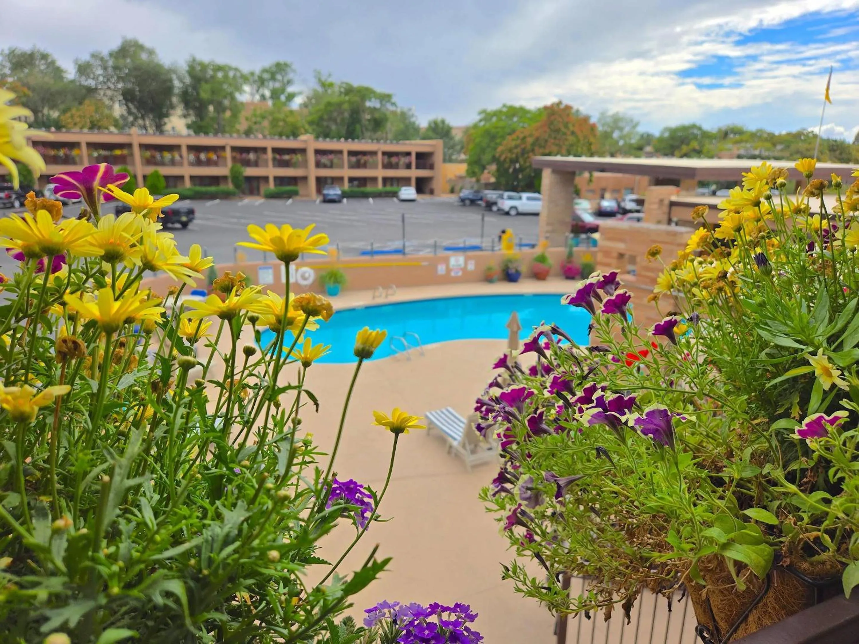 Swimming pool in El Sendero Inn, an Ascend Collection Hotel