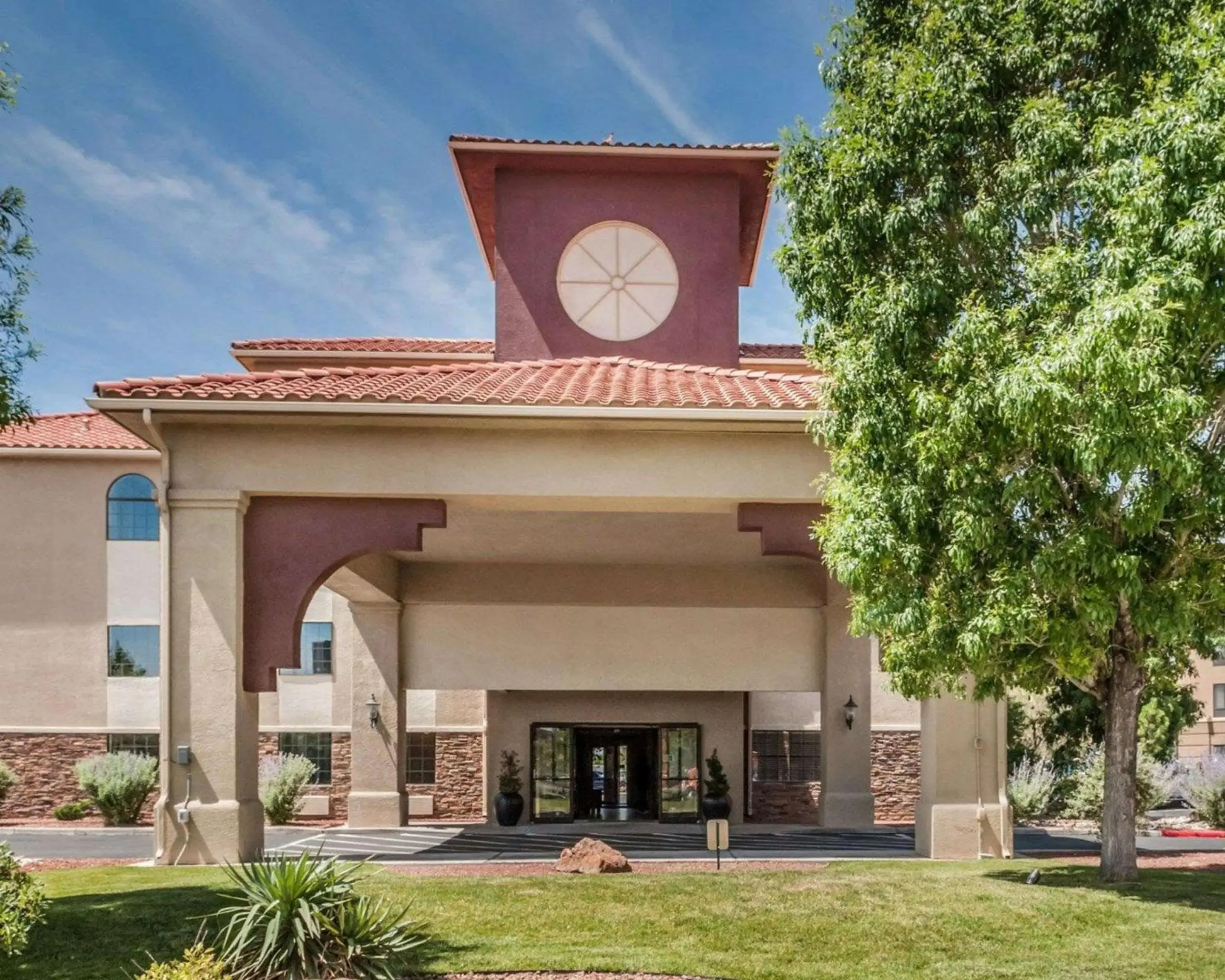 Property building in Quality Inn & Suites Albuquerque West Property building in Quality Inn & Suites Albuquerque West