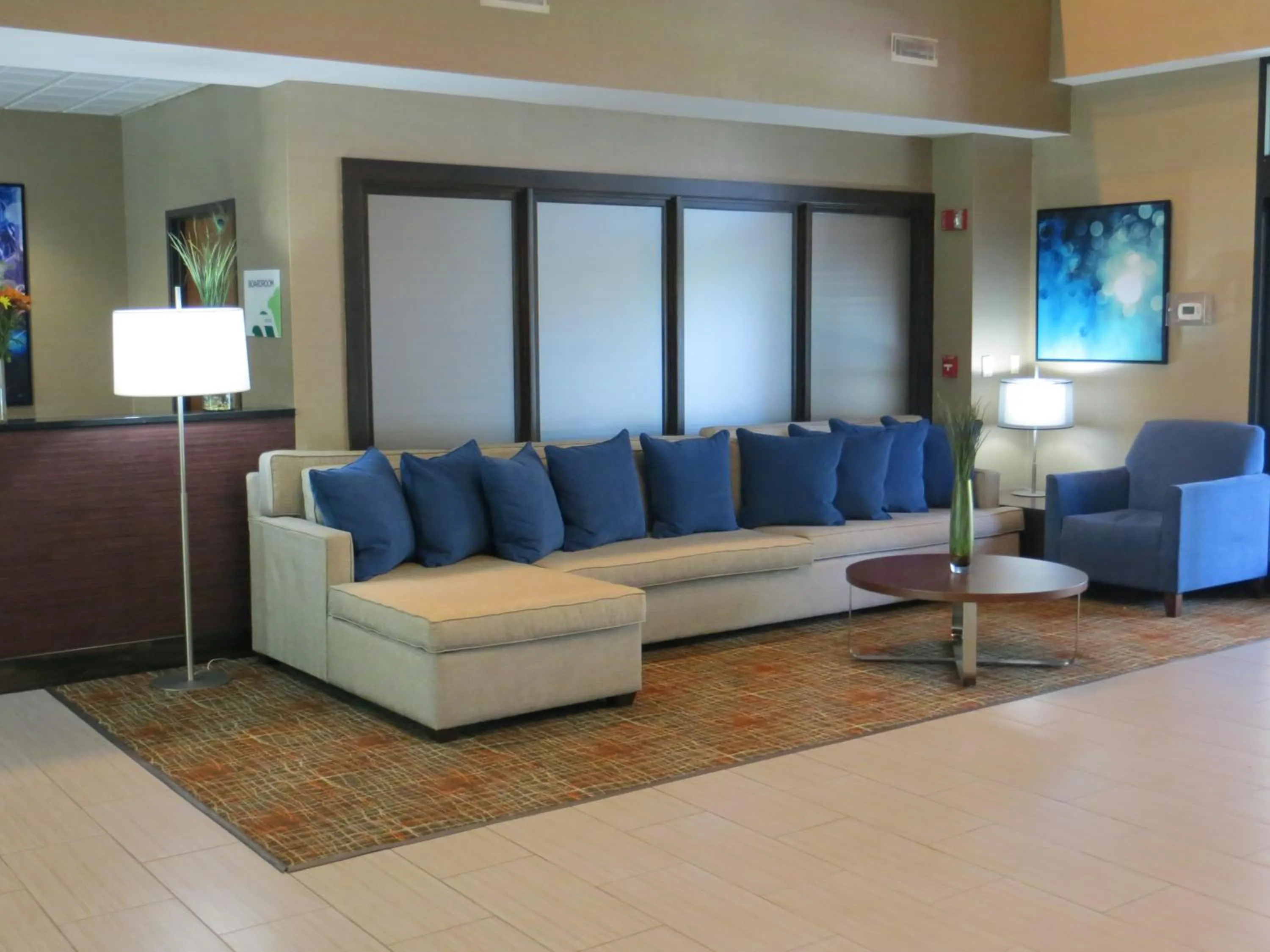 Communal lounge/ TV room in Country Inn & Suites by Radisson, Wolfchase-Memphis, TN