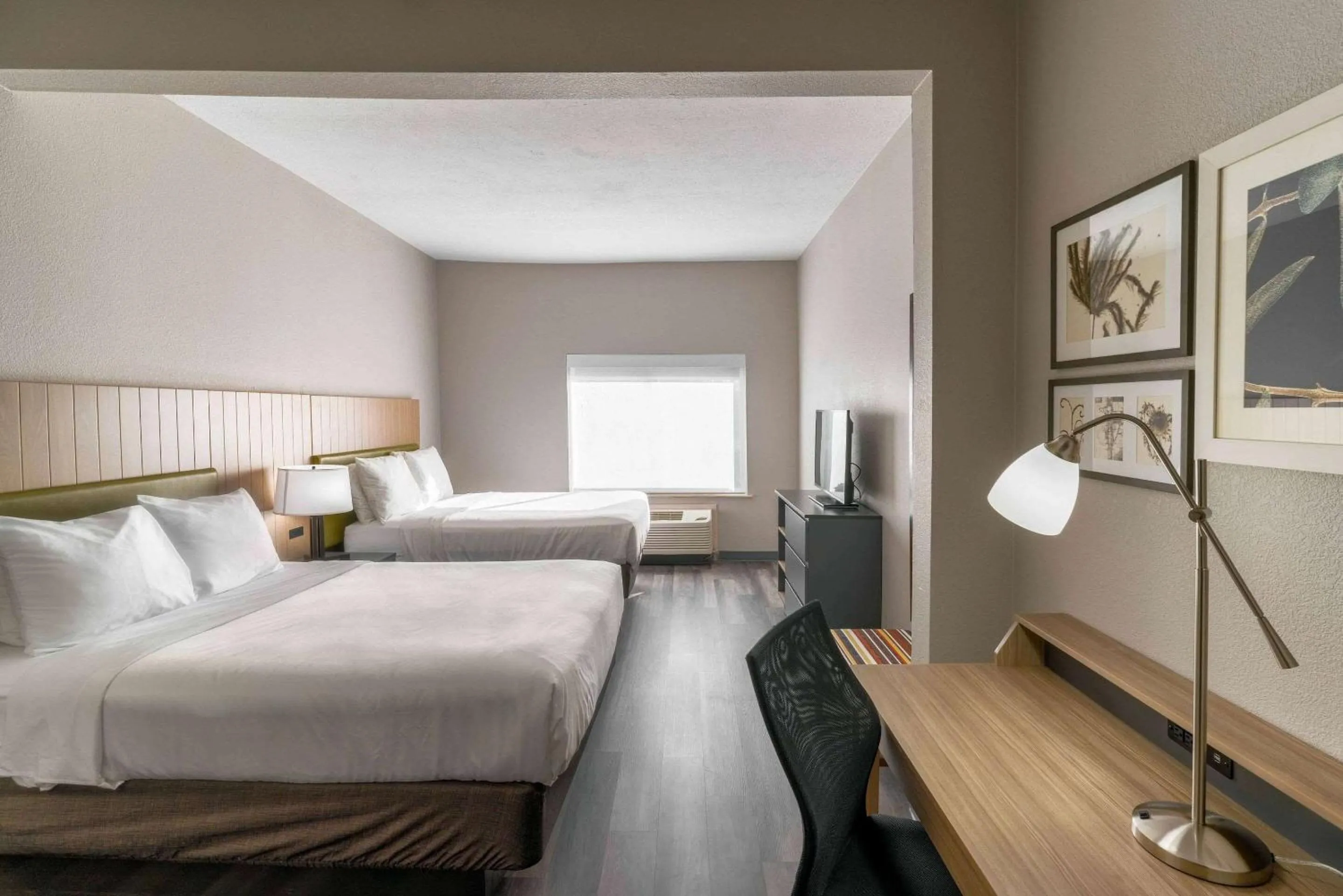 Bedroom, Bed in Country Inn & Suites by Radisson, Wolfchase-Memphis, TN