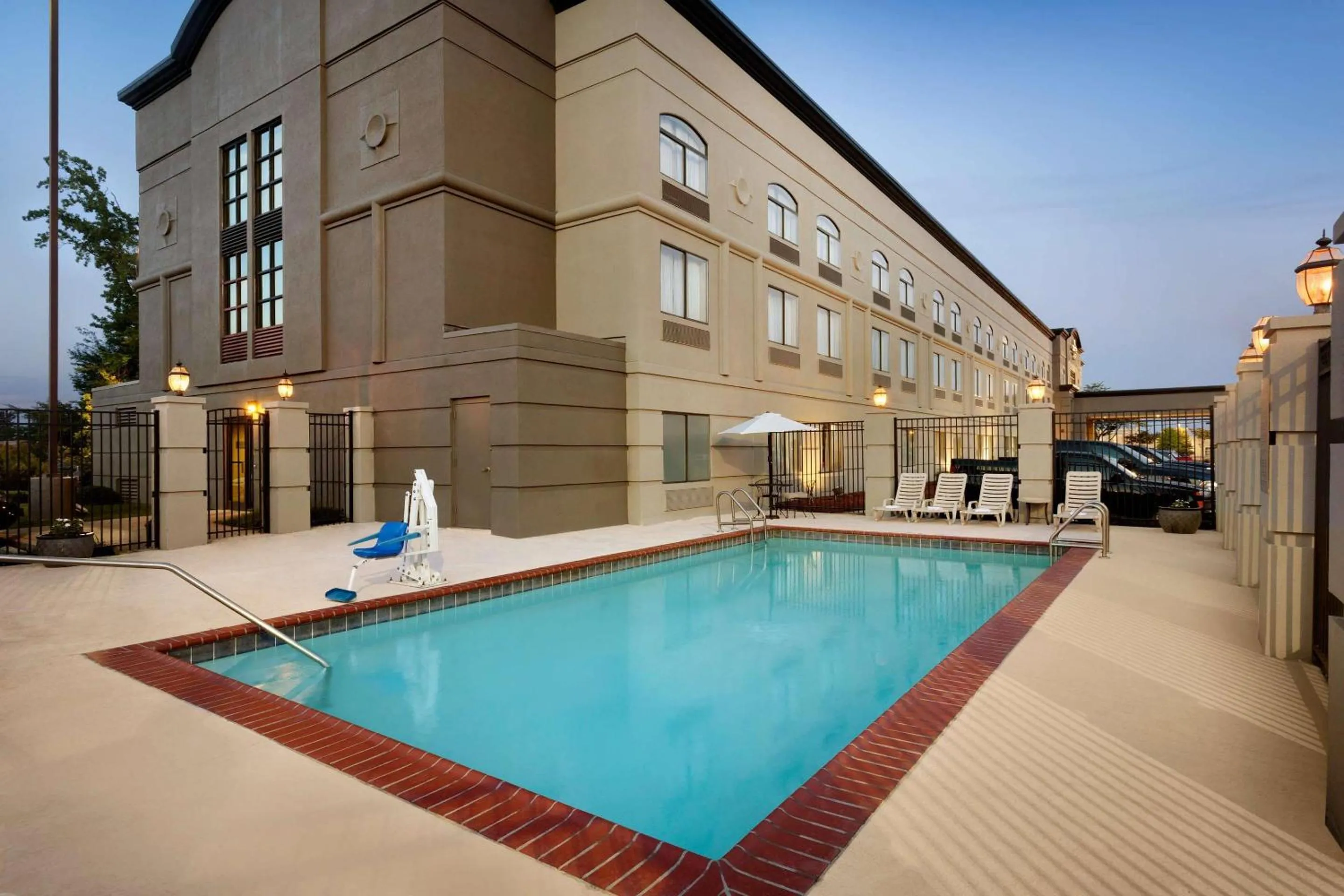 Swimming pool in Townhome Inn & Suites