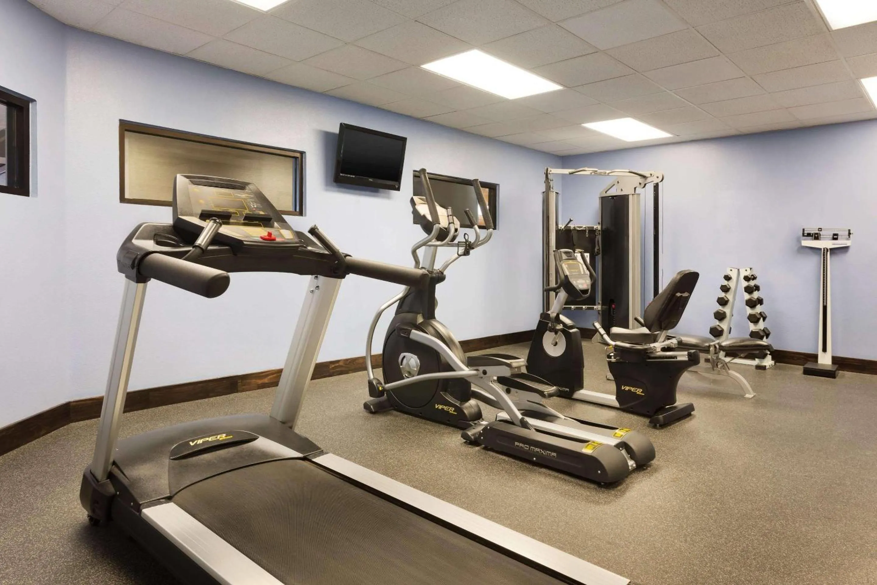 Fitness centre/facilities in Townhome Inn & Suites
