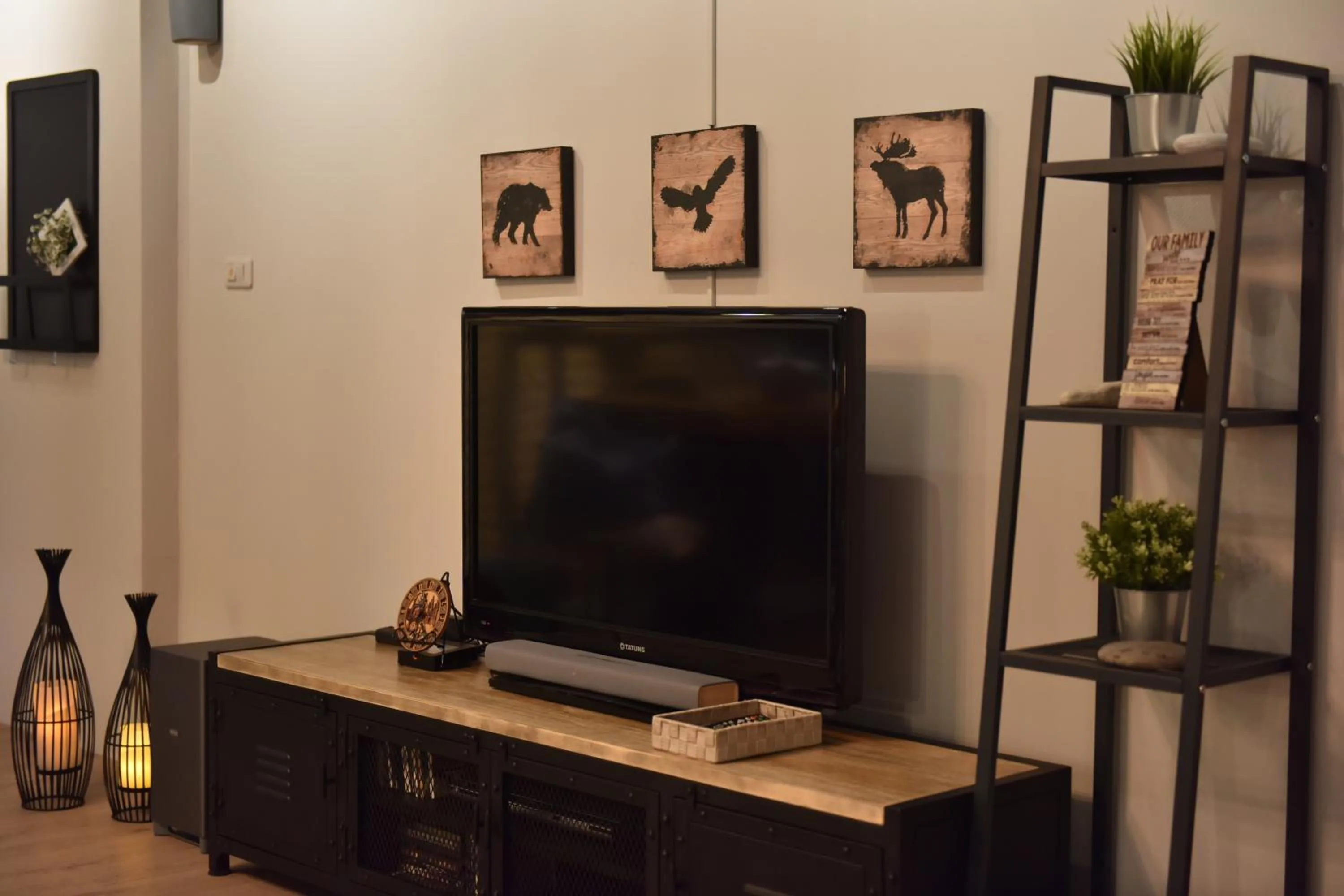 Communal lounge/ TV room in 123 Cheers Hostel