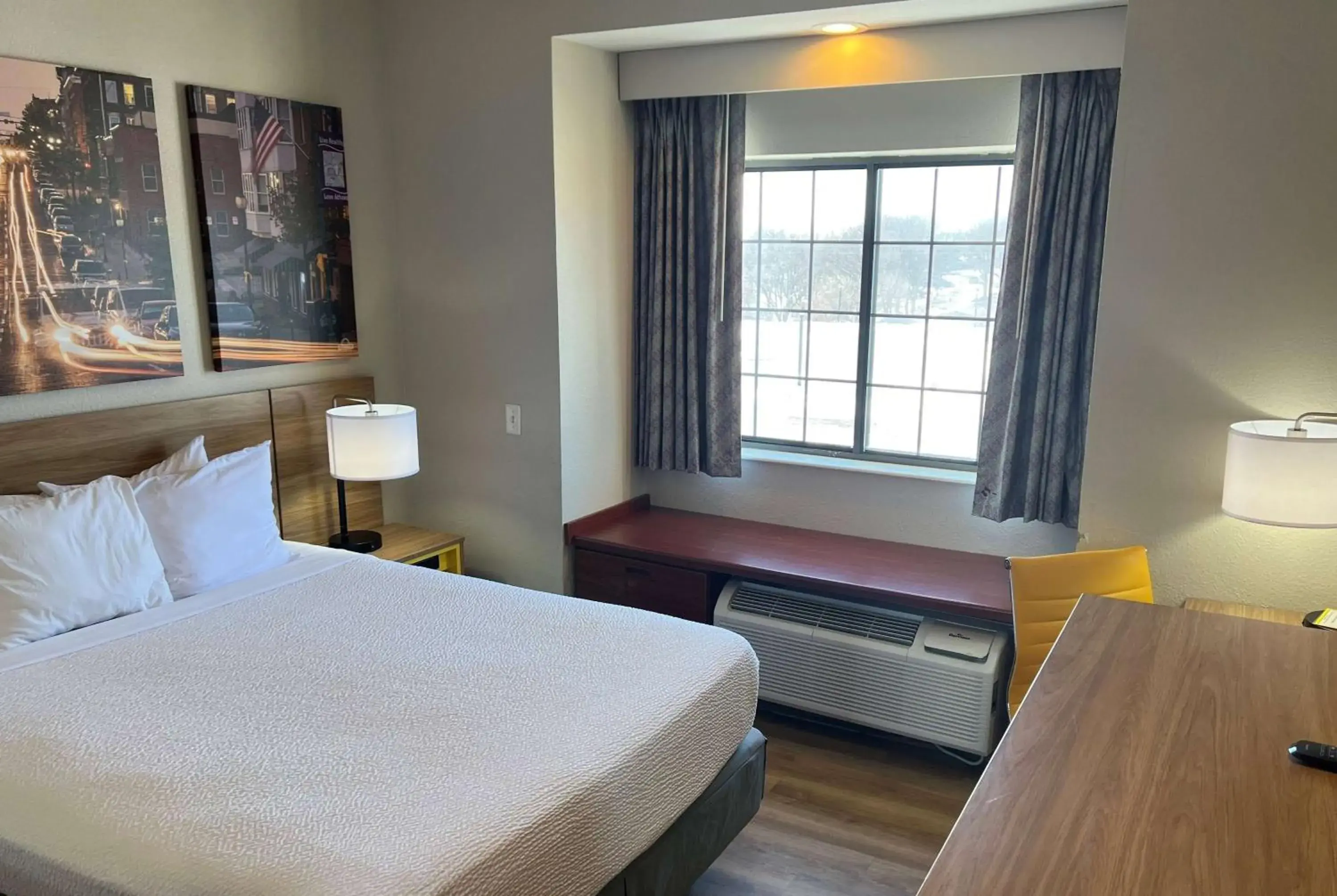 1 Queen Bed, Accessible Room, Non-Smoking in Days Inn by Wyndham near Kansas Speedway 1 Queen Bed, Accessible Room, Non-Smoking in Days Inn by Wyndham near Kansas Speedway