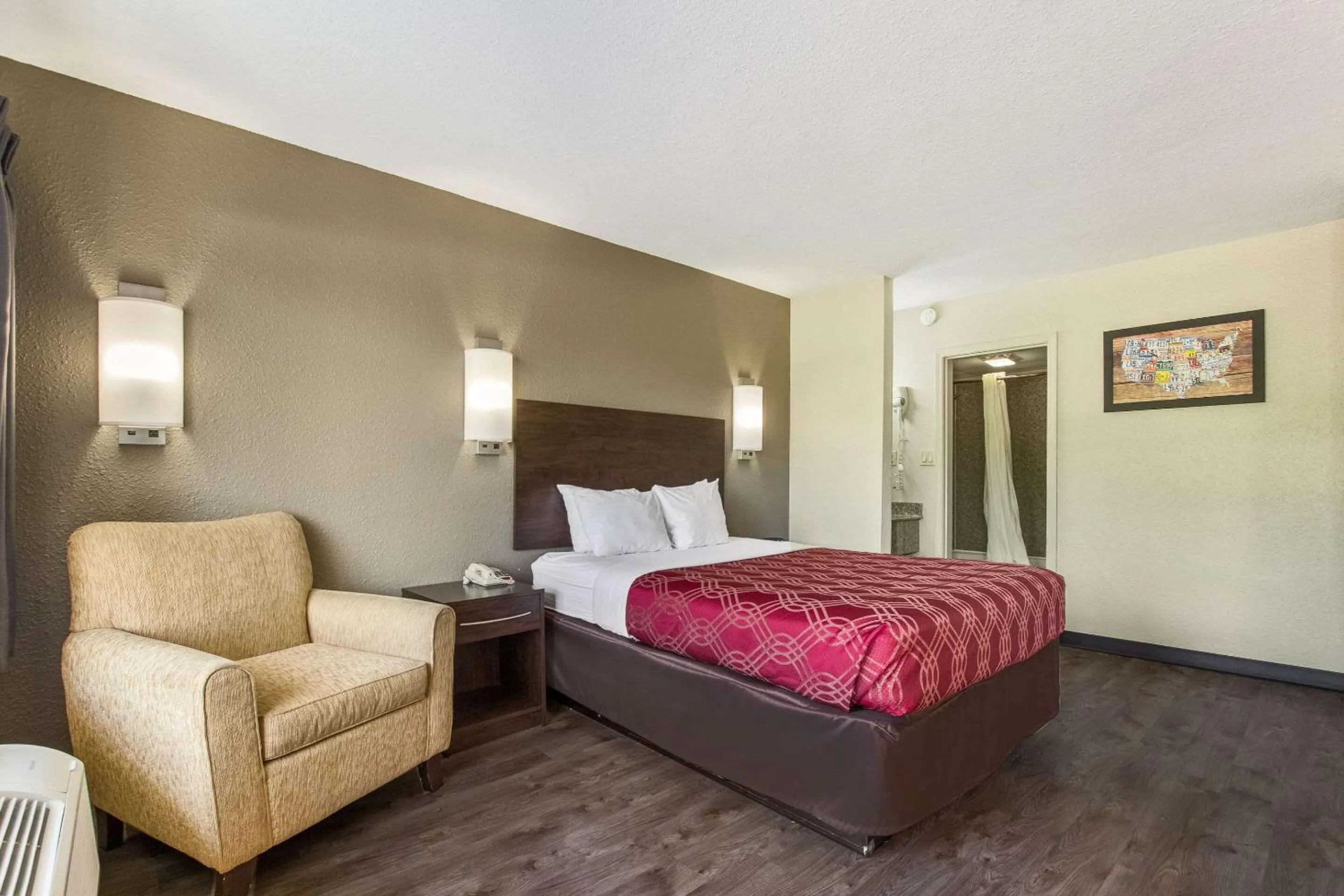 Bedroom, Bed in Econo Lodge Fort Knox