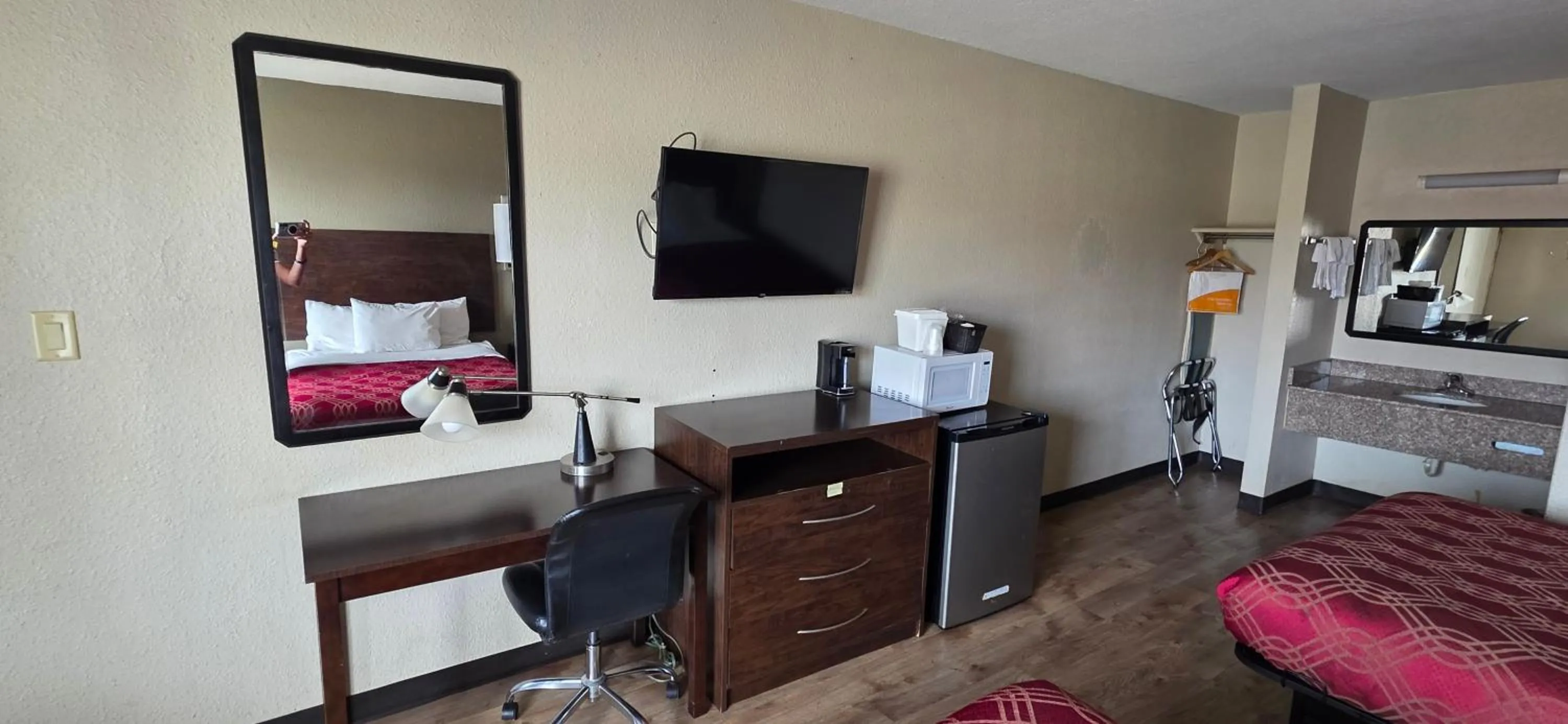 TV and multimedia, Bed in Econo Lodge Fort Knox