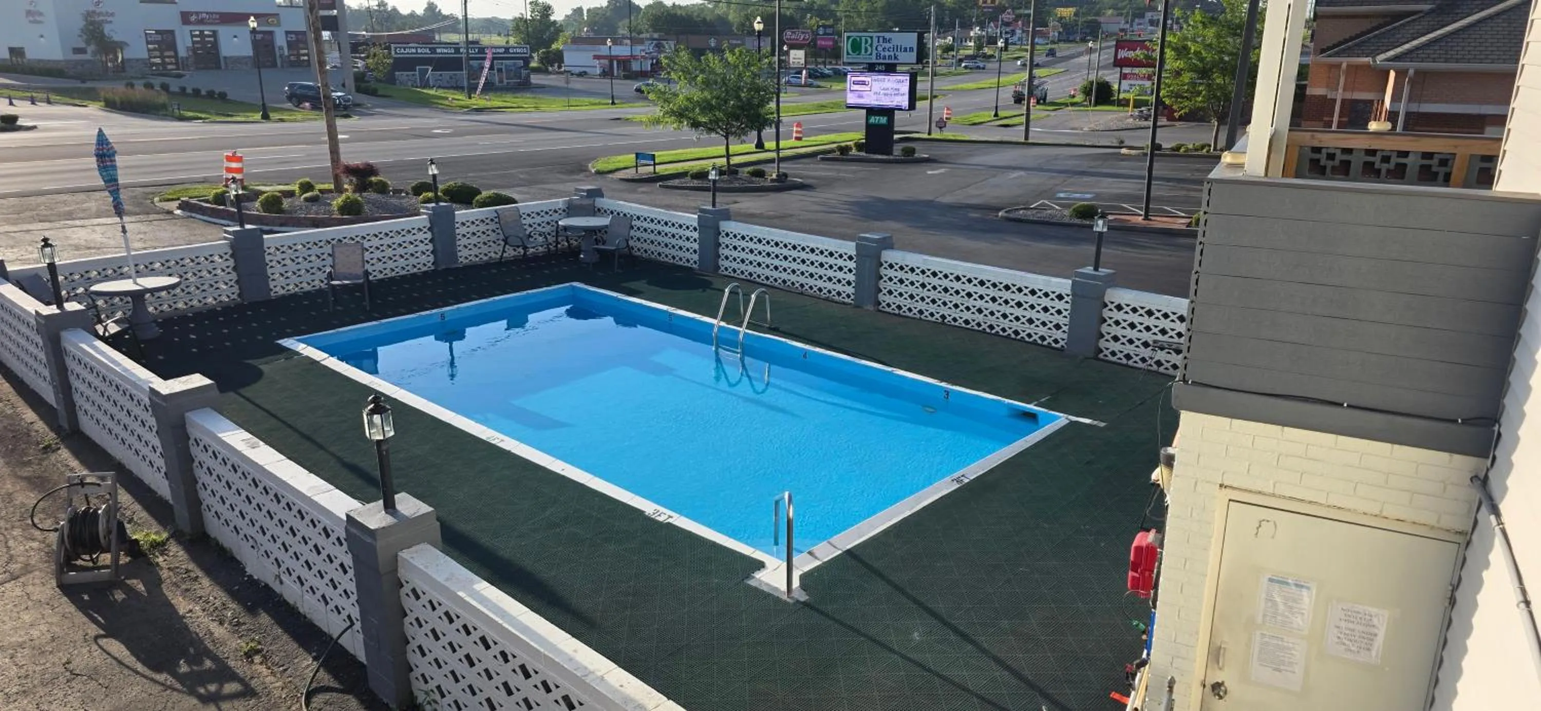 Swimming pool in Econo Lodge Fort Knox