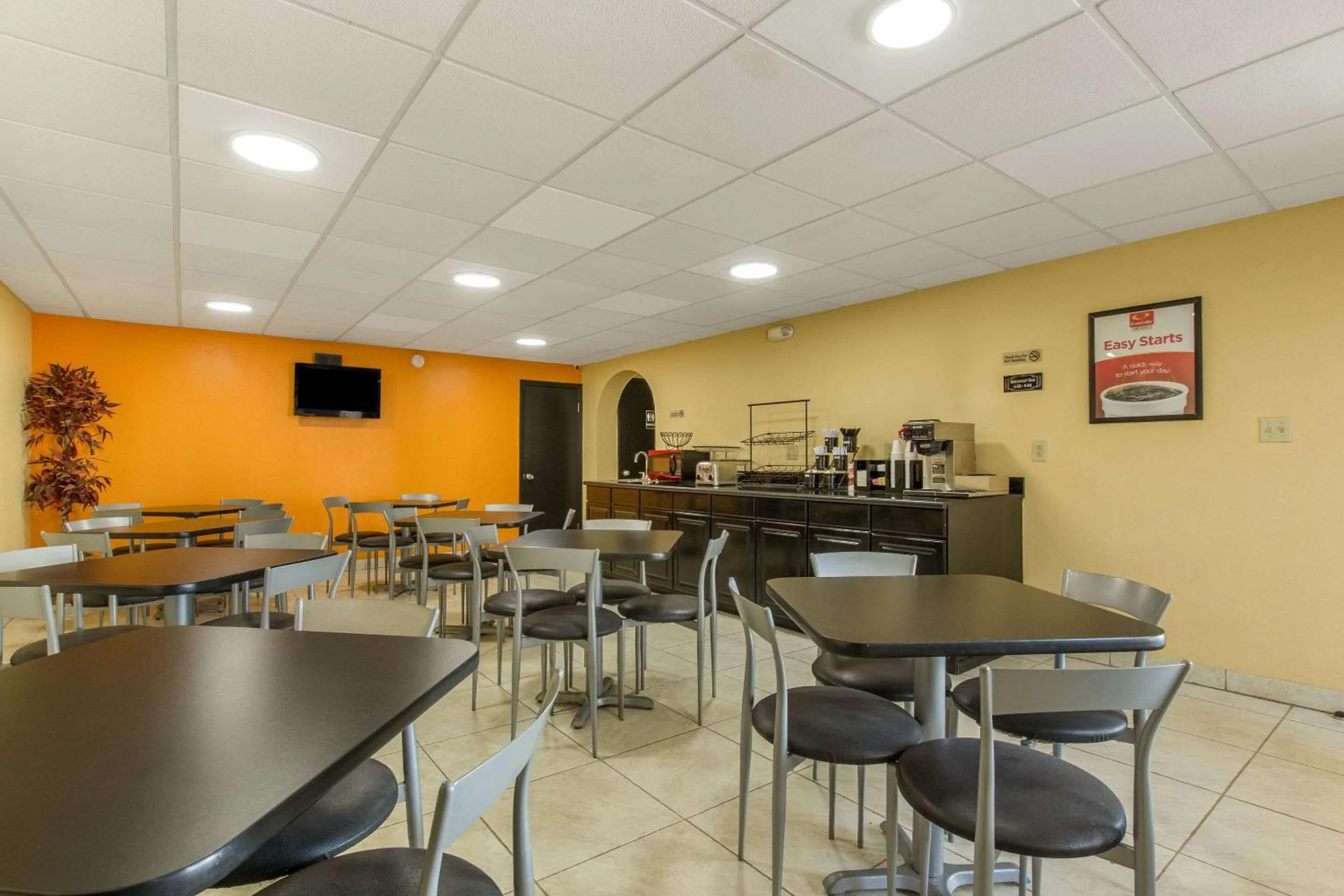 Breakfast in Econo Lodge Fort Knox