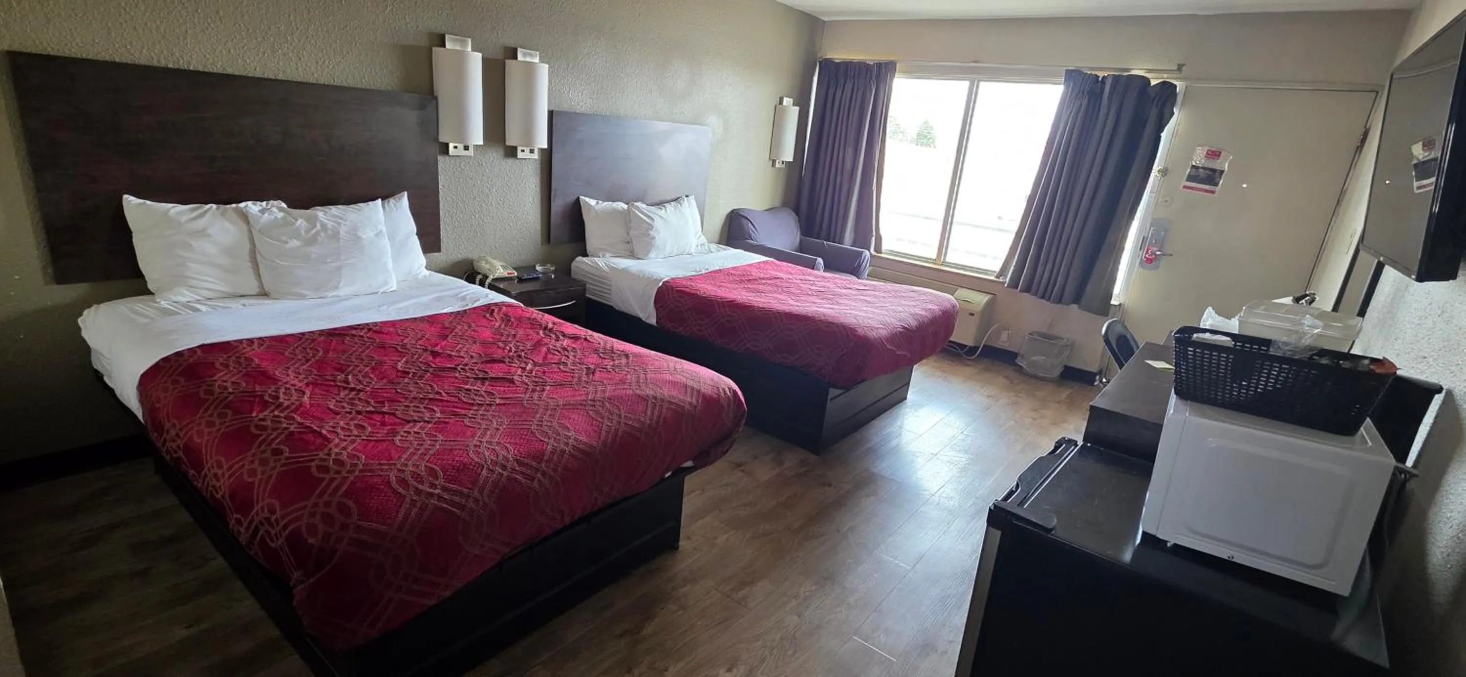 Bedroom, Bed in Econo Lodge Fort Knox