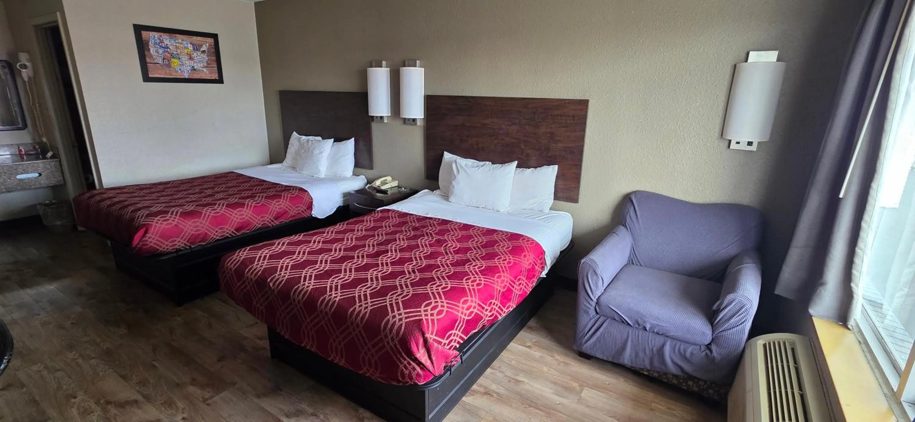 Bed in Econo Lodge Fort Knox