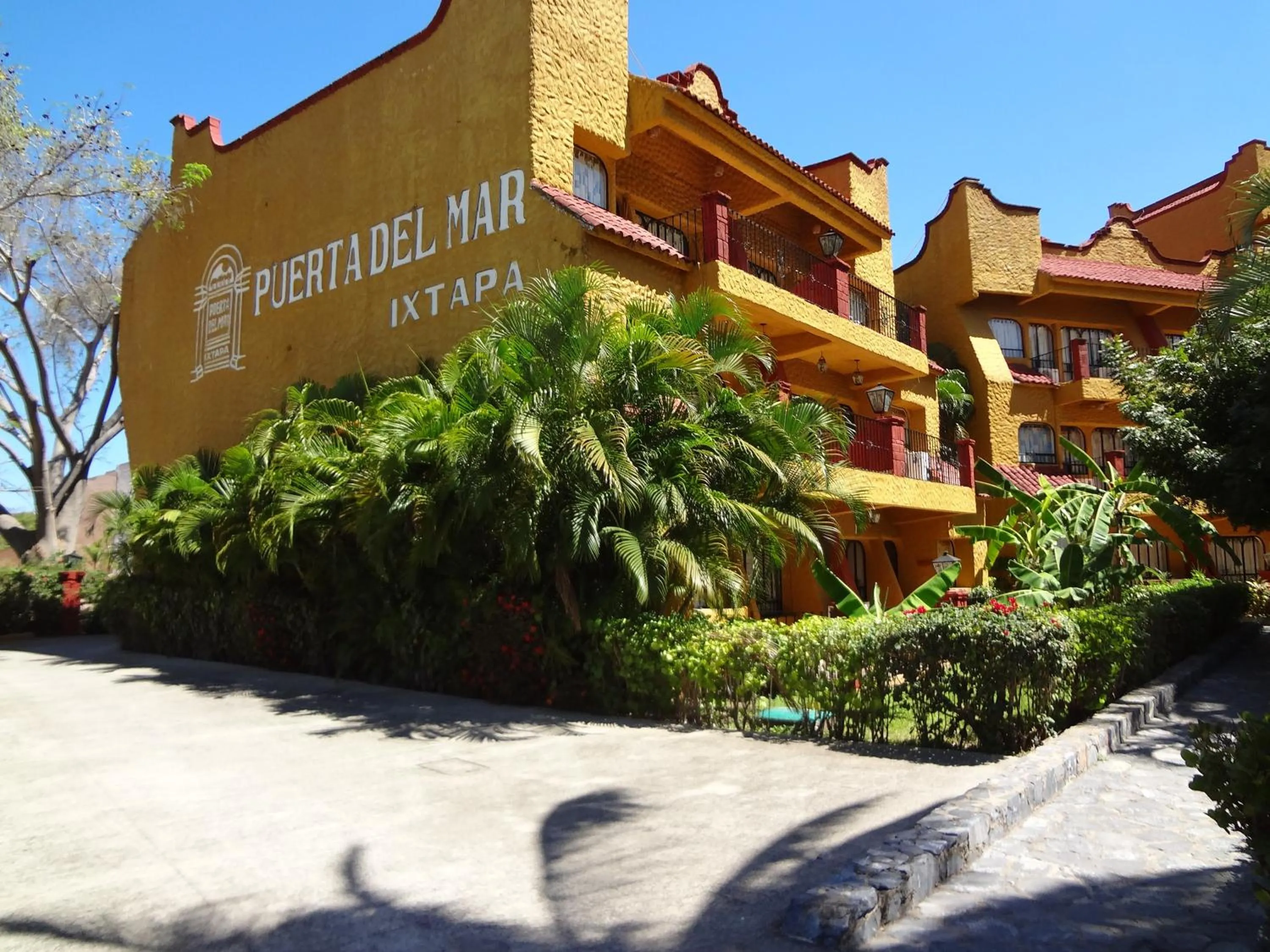 Facade/entrance in Hotel Puerta Del Mar Ixtapa
