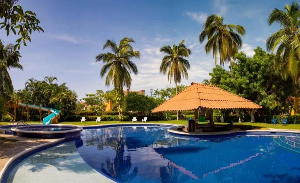 Swimming pool in Hotel Puerta Del Mar Ixtapa