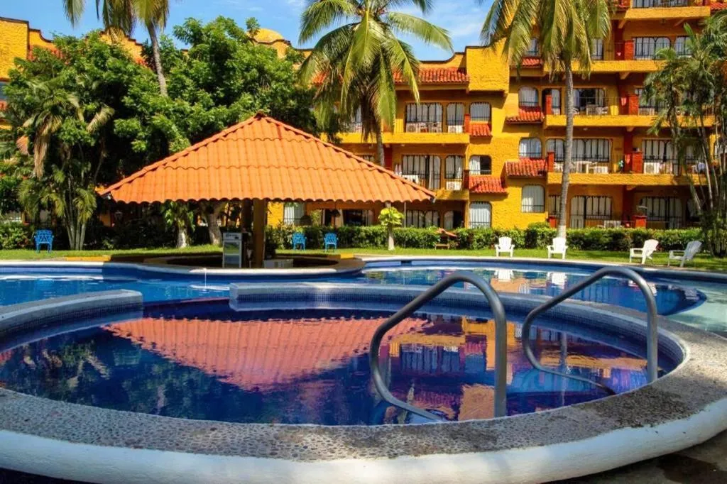 Swimming pool in Hotel Puerta Del Mar Ixtapa