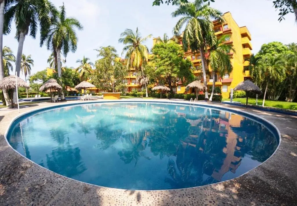 Swimming pool in Hotel Puerta Del Mar Ixtapa