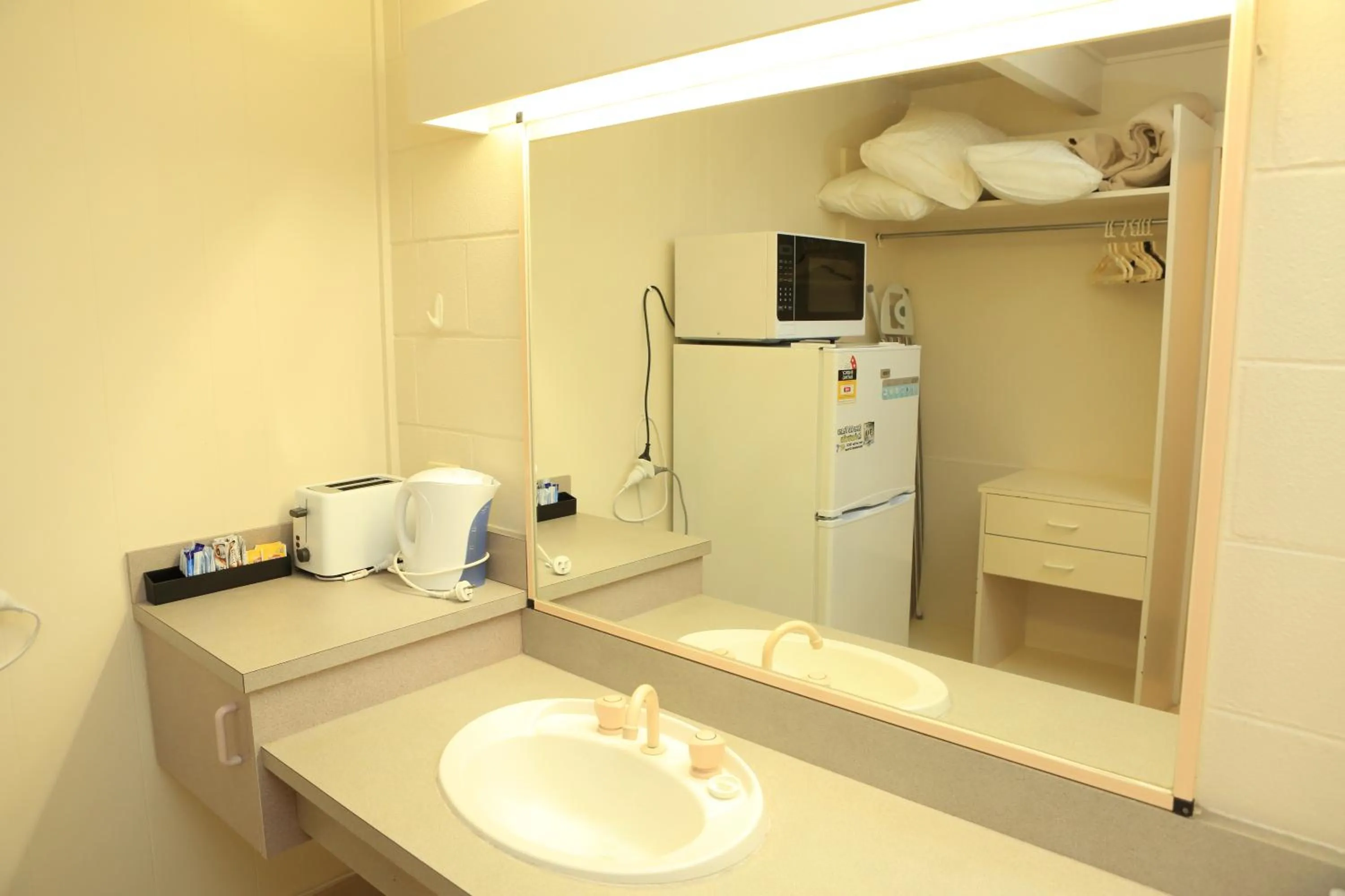 Shower in Ocean Views Motel Lakes Entrance