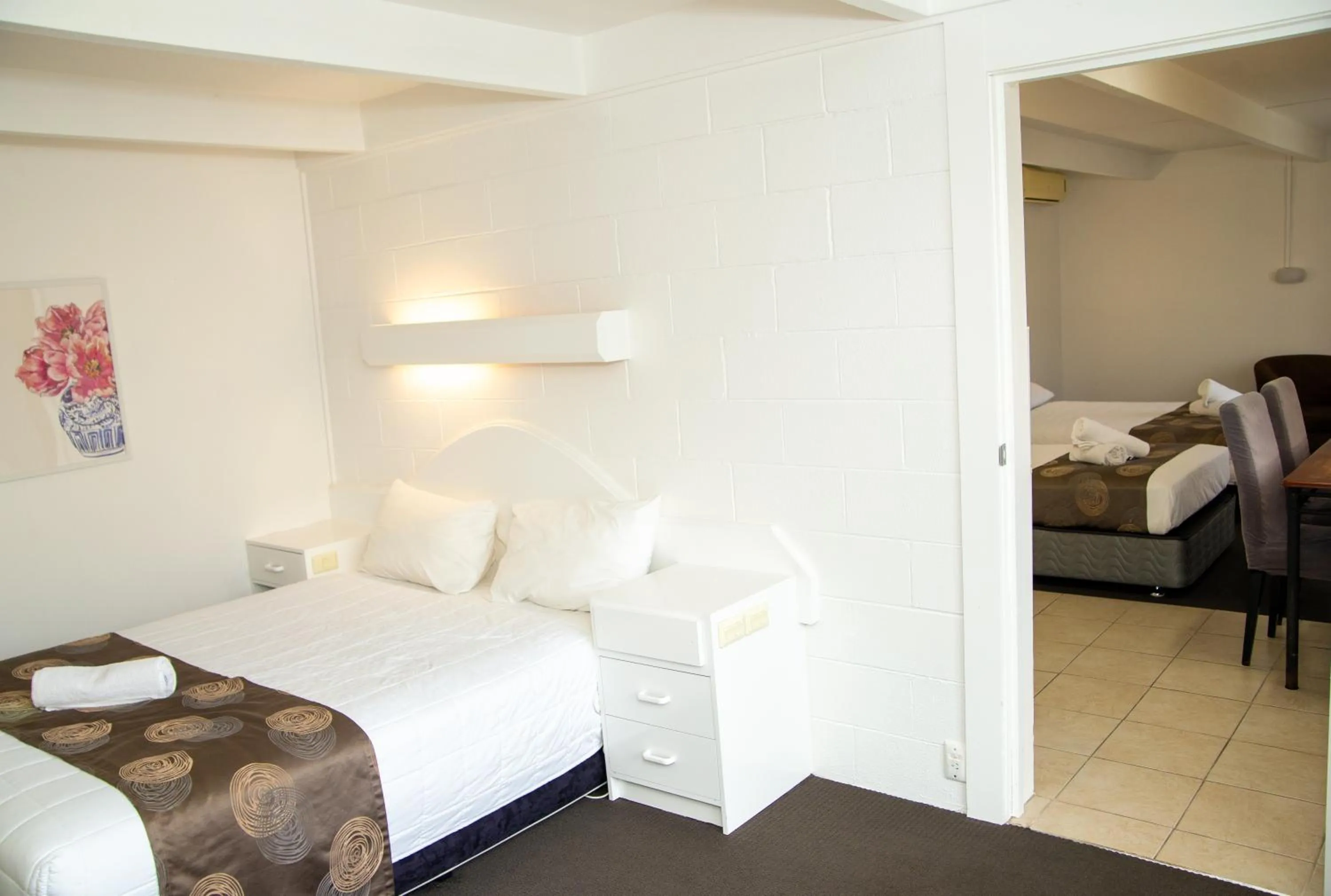 Living room, Bed in Ocean Views Motel Lakes Entrance