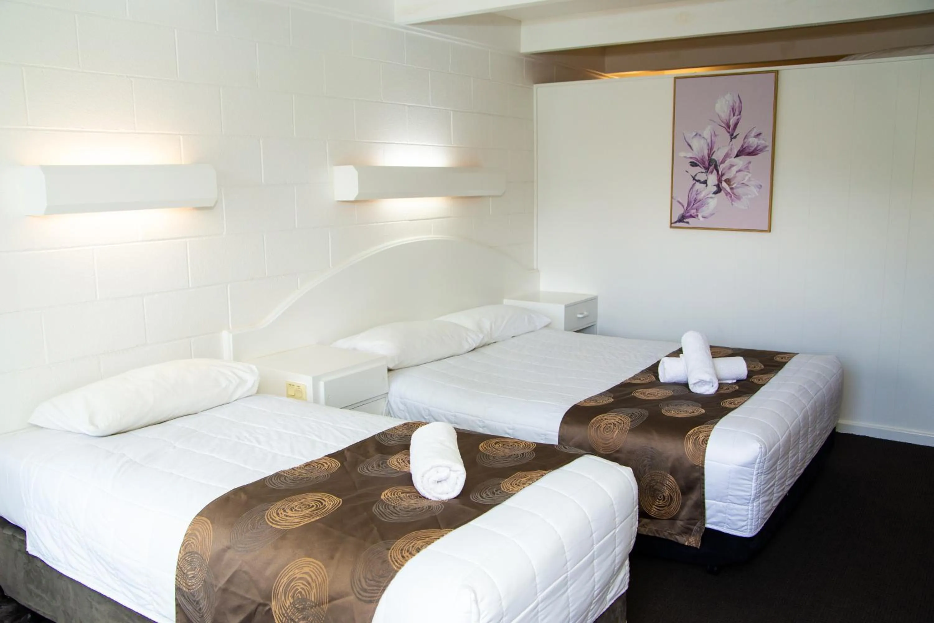 Photo of the whole room, Bed in Ocean Views Motel Lakes Entrance