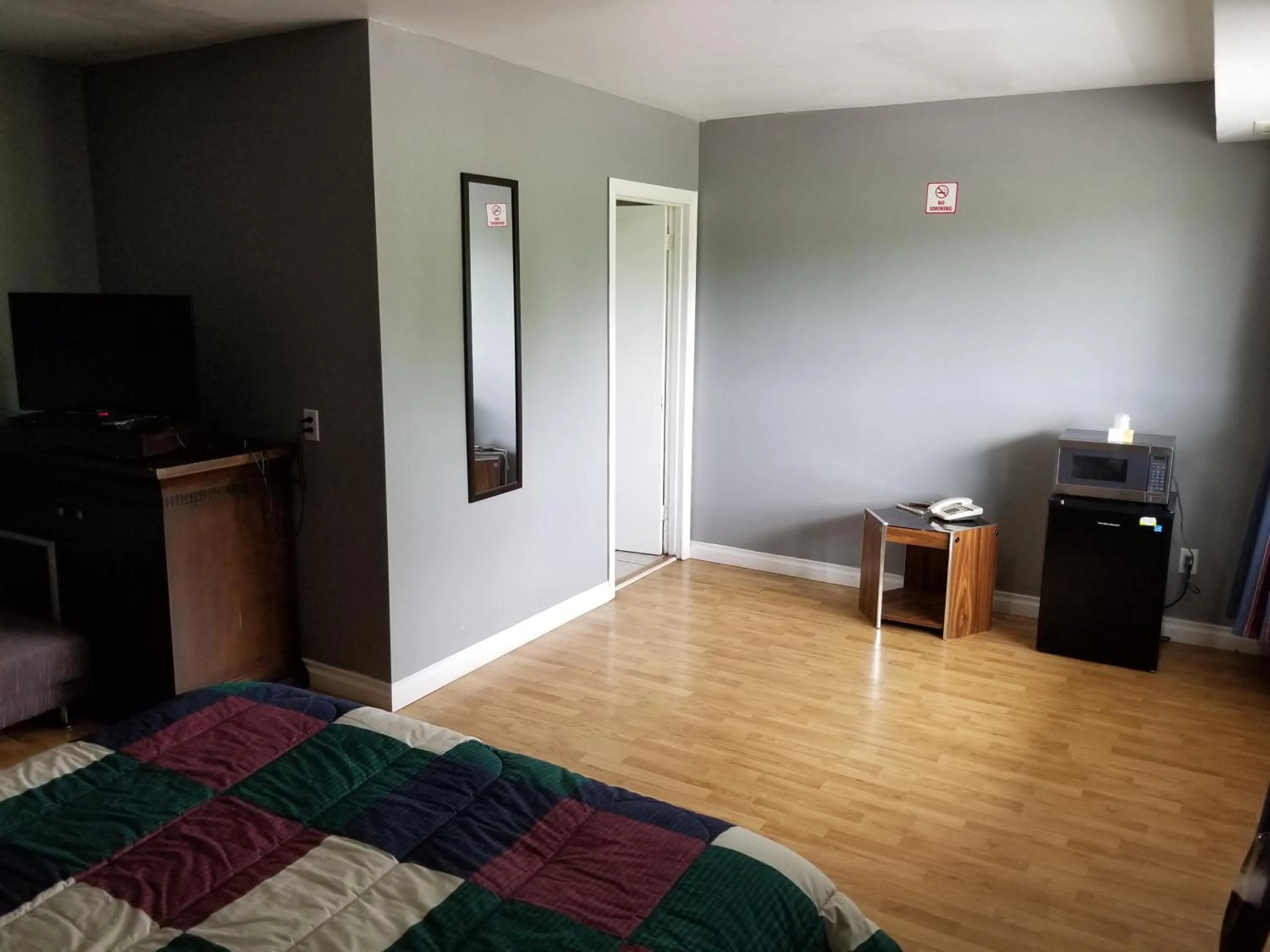 Bed in Eastwood Motel