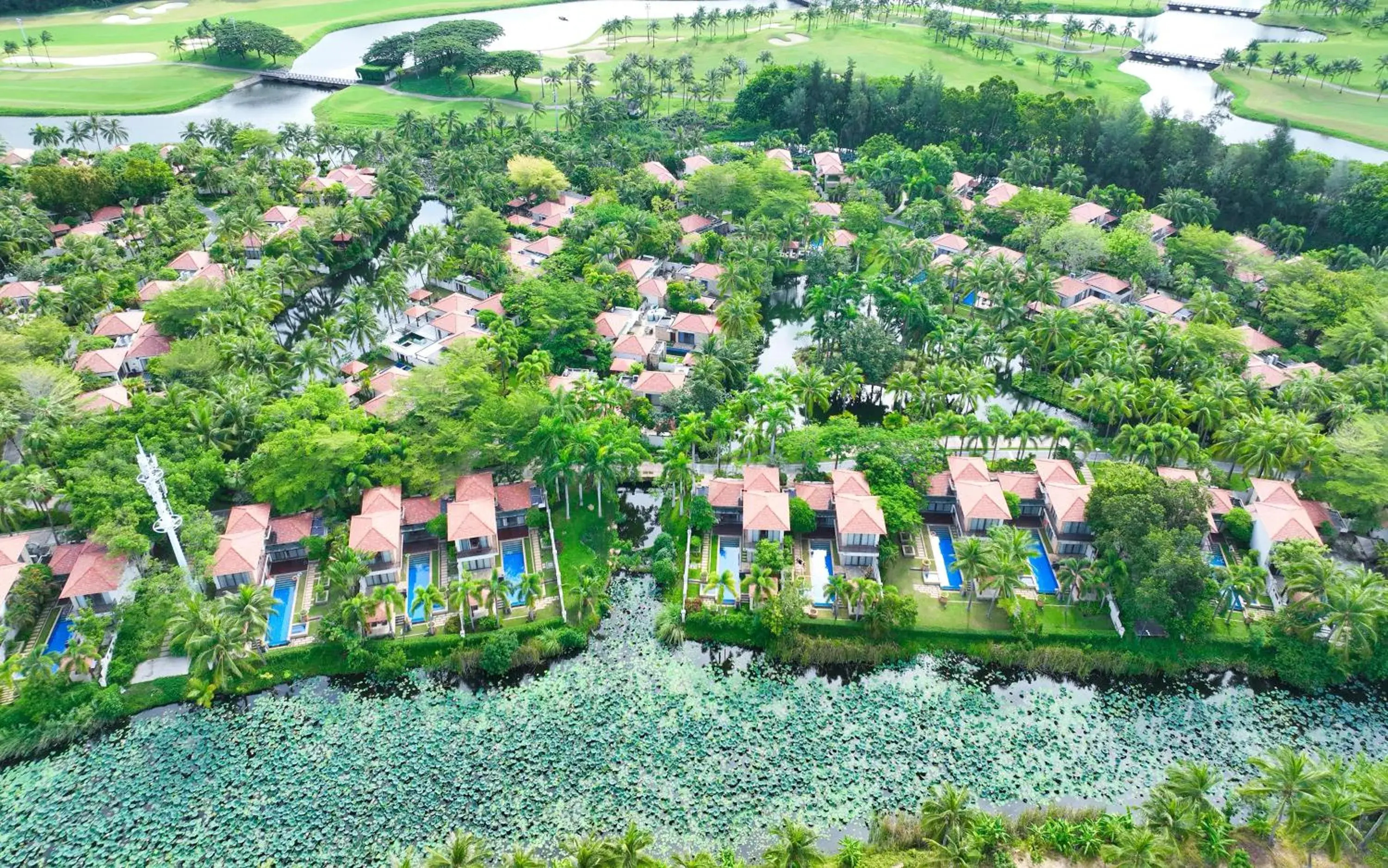Property building in Grand Metropark Villa Resort Sanya Yalong Bay - Beach shuttle and Singer performance Property building in Grand Metropark Villa Resort Sanya Yalong Bay - Beach shuttle and Singer performance
