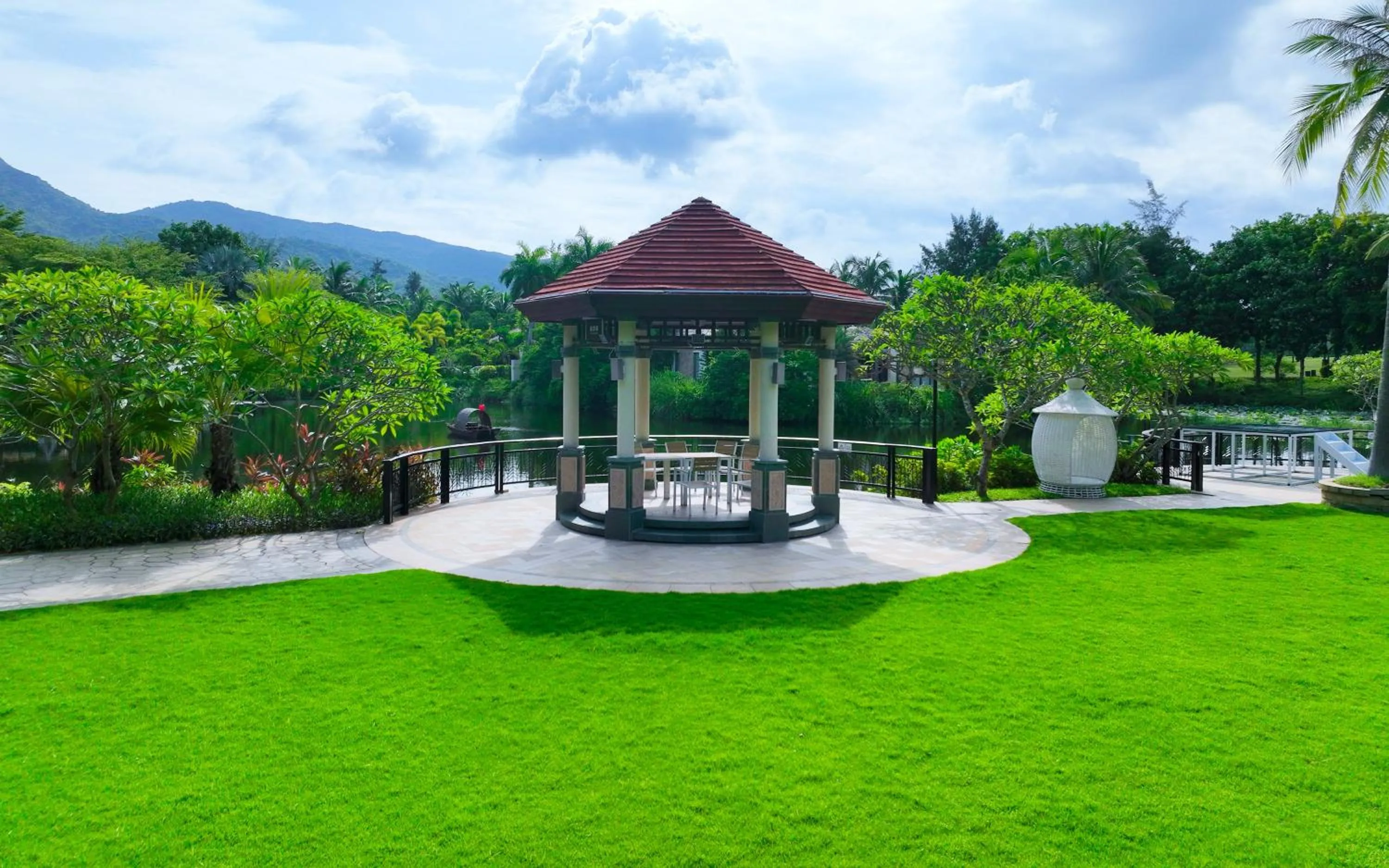 Nearby landmark in Grand Metropark Villa Resort Sanya Yalong Bay