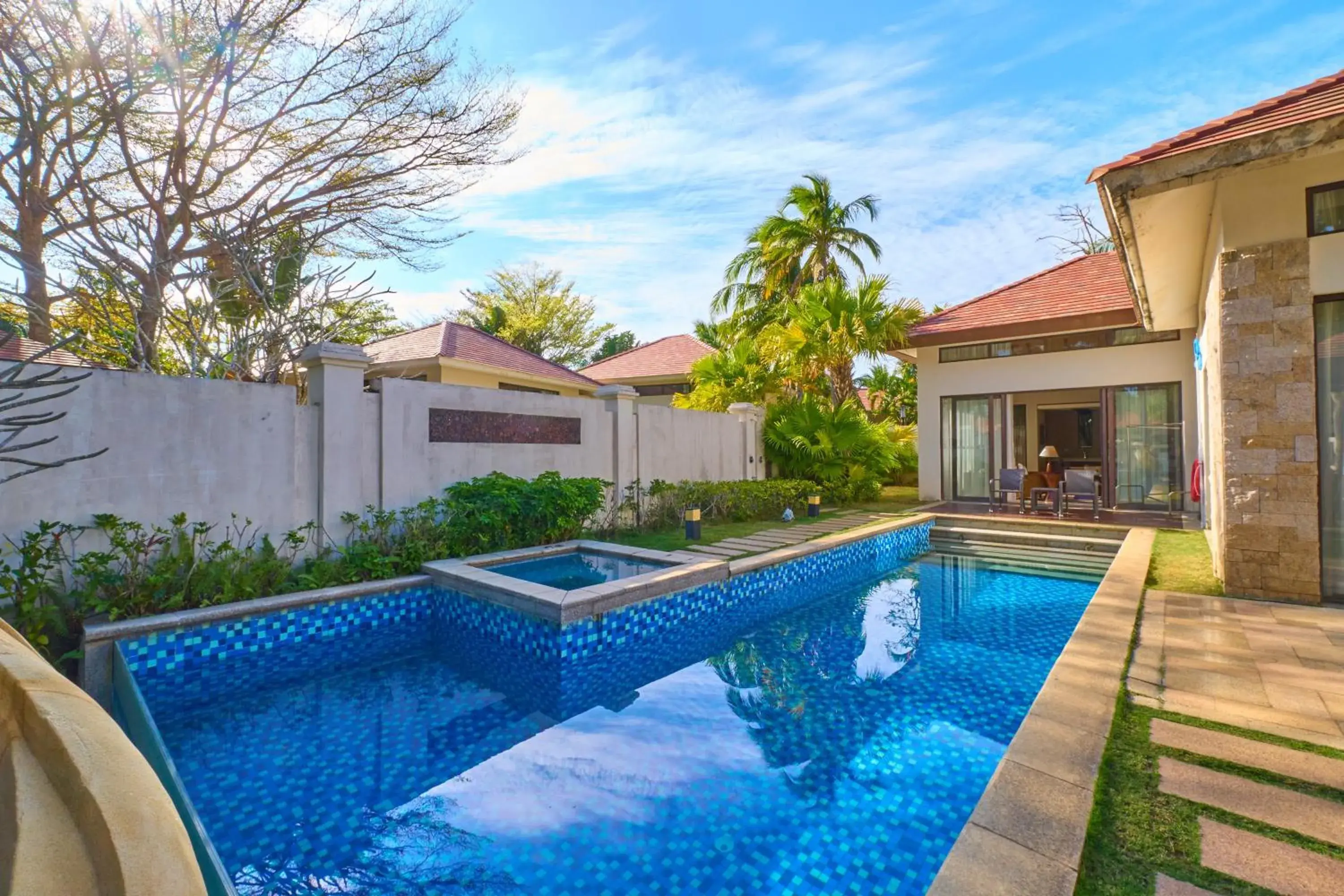 Property building in Grand Metropark Villa Resort Sanya Yalong Bay - Beach shuttle and Singer performance Property building in Grand Metropark Villa Resort Sanya Yalong Bay - Beach shuttle and Singer performance