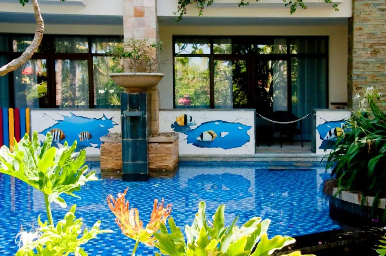 Pool view in Grand Metropark Villa Resort Sanya Yalong Bay - Beach shuttle and Singer performance Pool view in Grand Metropark Villa Resort Sanya Yalong Bay - Beach shuttle and Singer performance