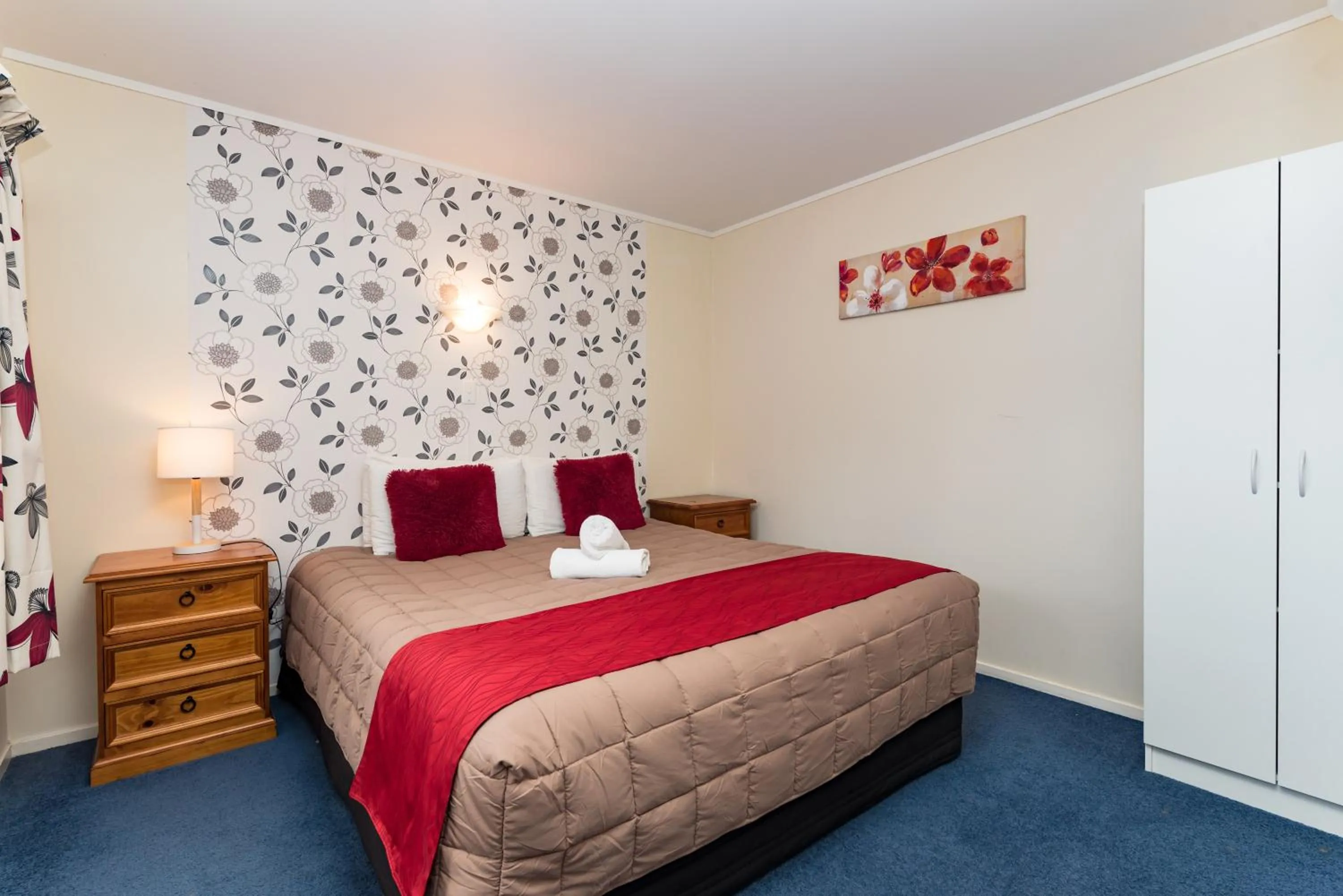 Bedroom, Bed in Dolphin Motel