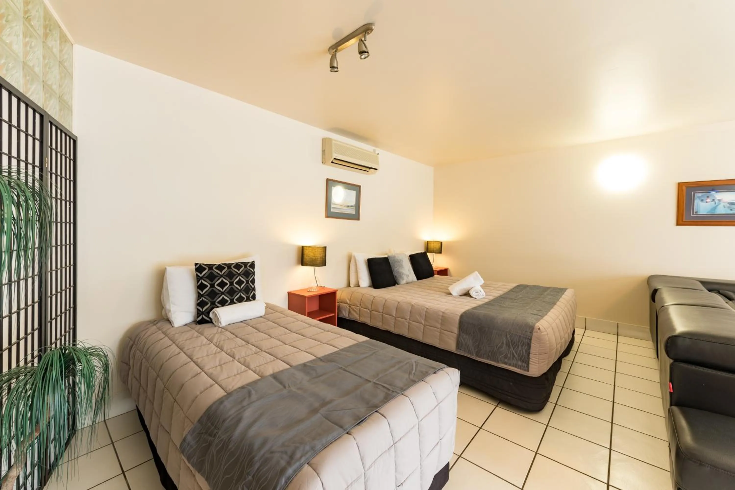 Living room, Bed in Dolphin Motel