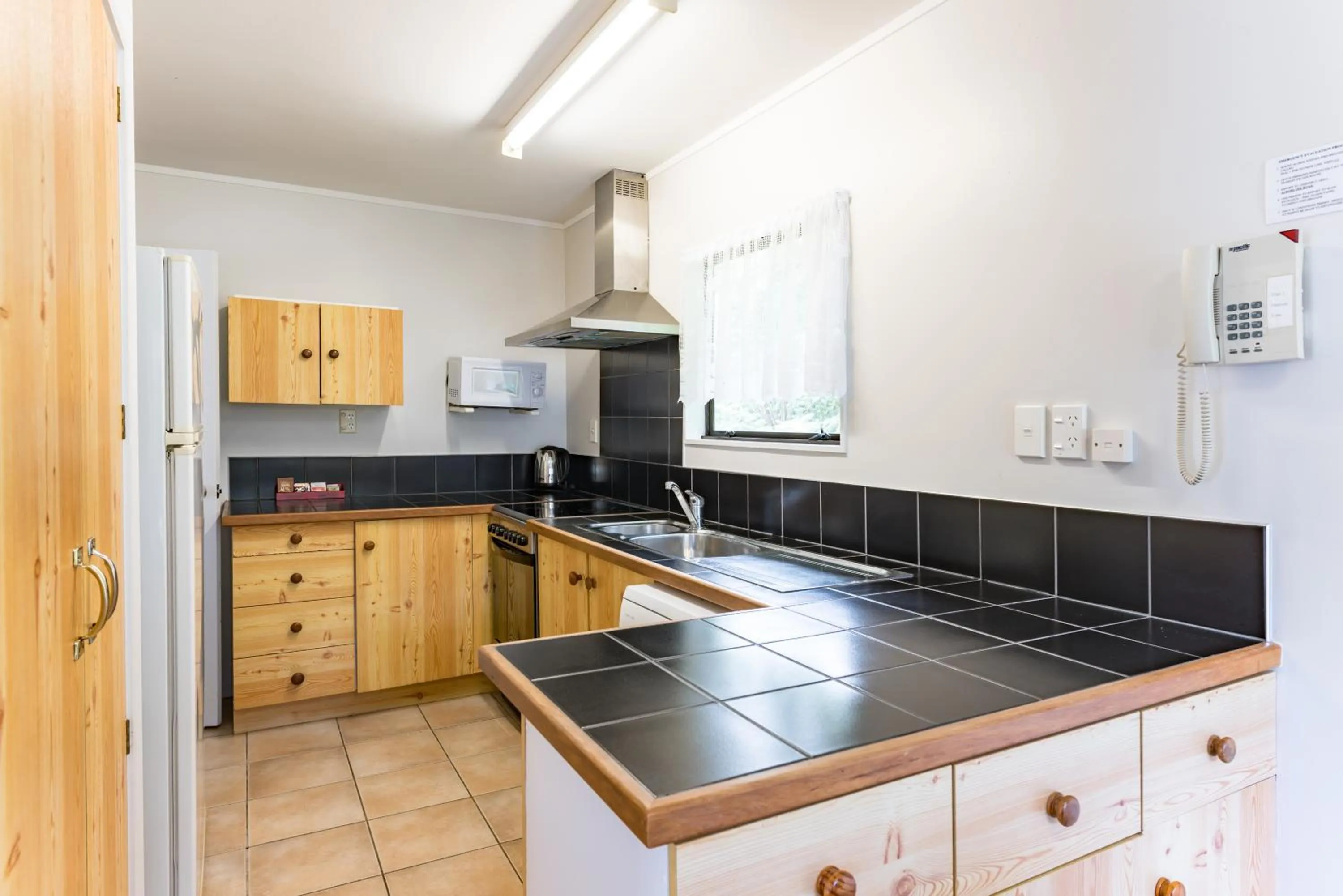 Kitchen or kitchenette in Dolphin Motel