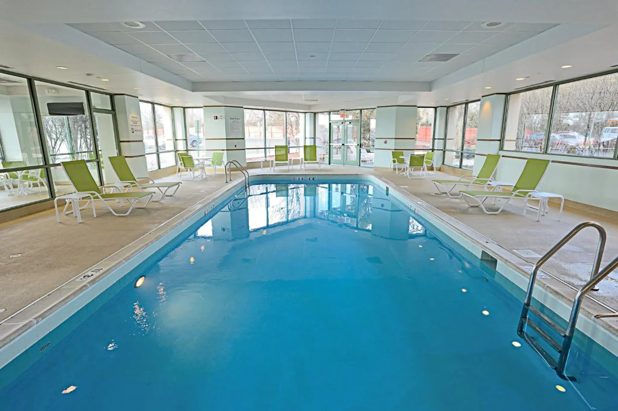 Swimming pool in Holiday Inn Chicago/Oak Brook by IHG Swimming pool in Holiday Inn Chicago/Oak Brook by IHG