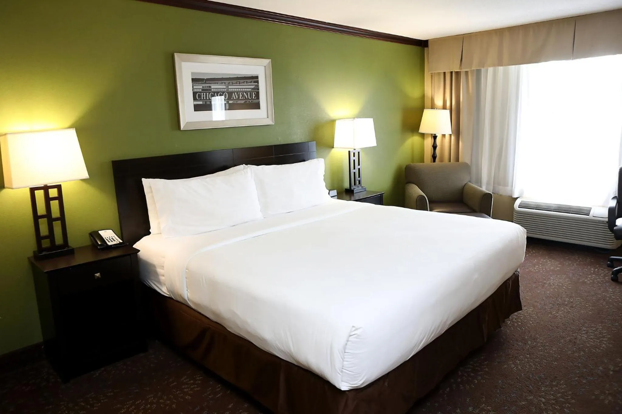 Photo of the whole room, Bed in Holiday Inn Chicago/Oak Brook by IHG