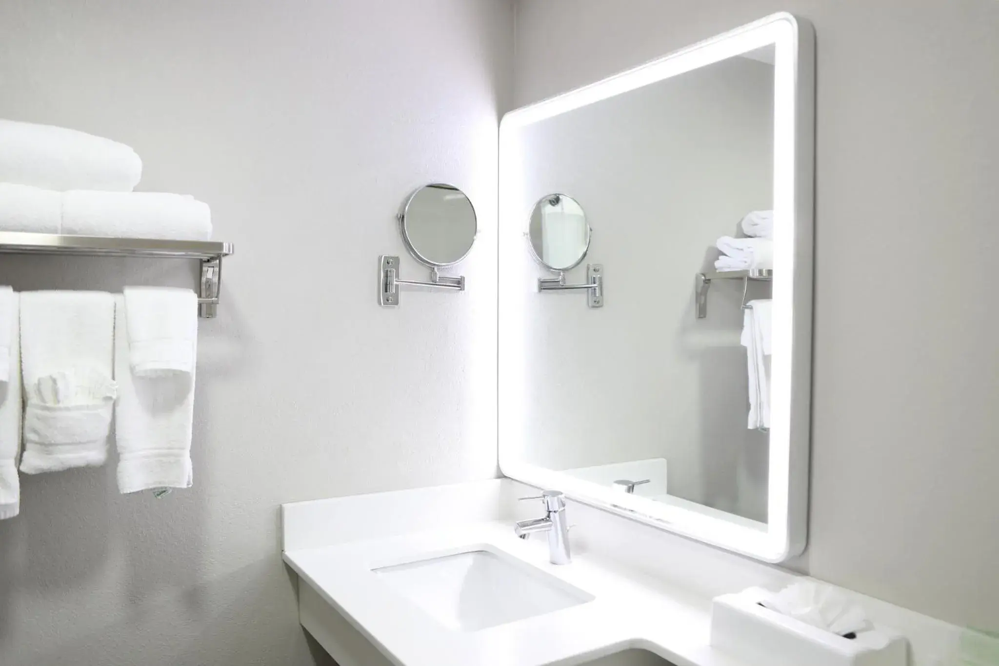 King Suite in Holiday Inn Chicago/Oak Brook by IHG King Suite in Holiday Inn Chicago/Oak Brook by IHG